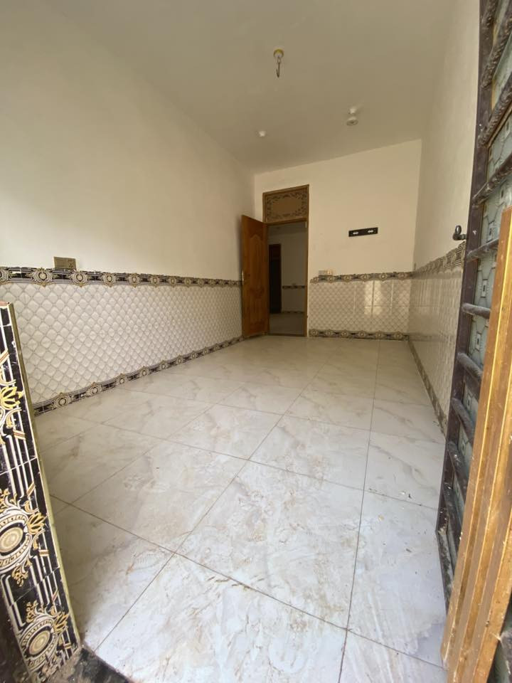 يالله🤍
السلام عليكم 

بيت للبيع بناء حديث 2025 بمساحة (120م)

سند زراعي 25 تحويل مباشر

محتويات الدار ⚪️🏠

صاله-هول-مطبخ-صحيات داخليه وخارجيه-غرفة نوم كبيره 

الموقع📍

البكرلي الرابعه - شارع الغسل - اول فرع على اليمين -

للأستفسار و التواصل👇🏼

*********** واتساب موجود

#عقار
