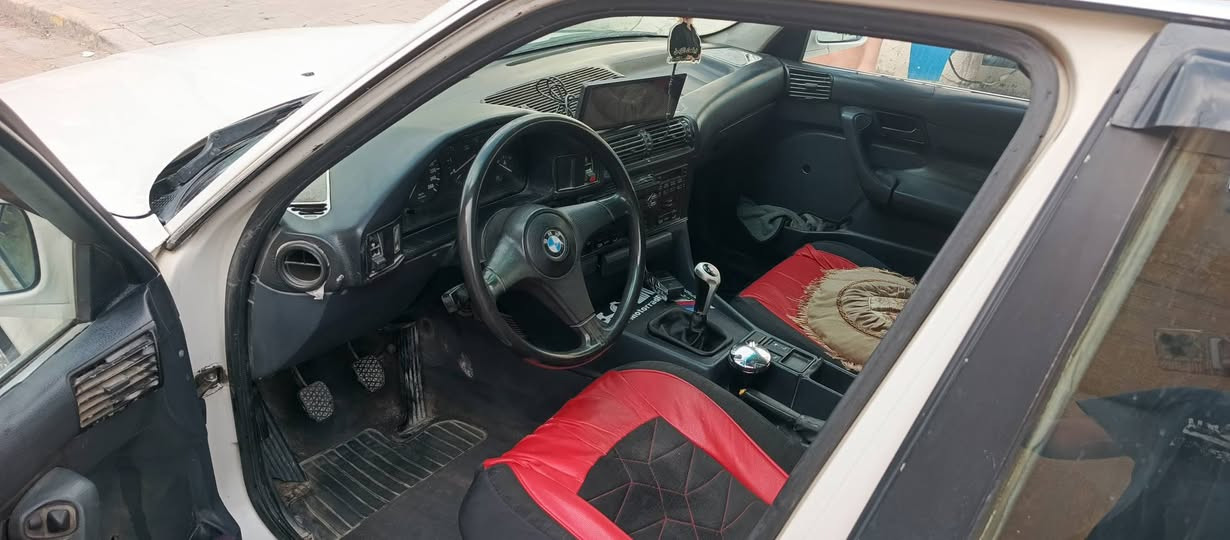 سلام عليكم.     بي ام دبليو.   525   موديل 1991 ابيض    محرك مفتوح 25  محرك وكير كفاله تخم تار حداديه جديده كدام وره  تبريد ثلج كهربائيات كله شغاله لايت عالي وكشافات زنون قفالات ريمونت  (سياره بسمي رقم نكليزي انبار سنويه 2031سعر 53وبيه مجال سياره مكانه البصرة) ***********
