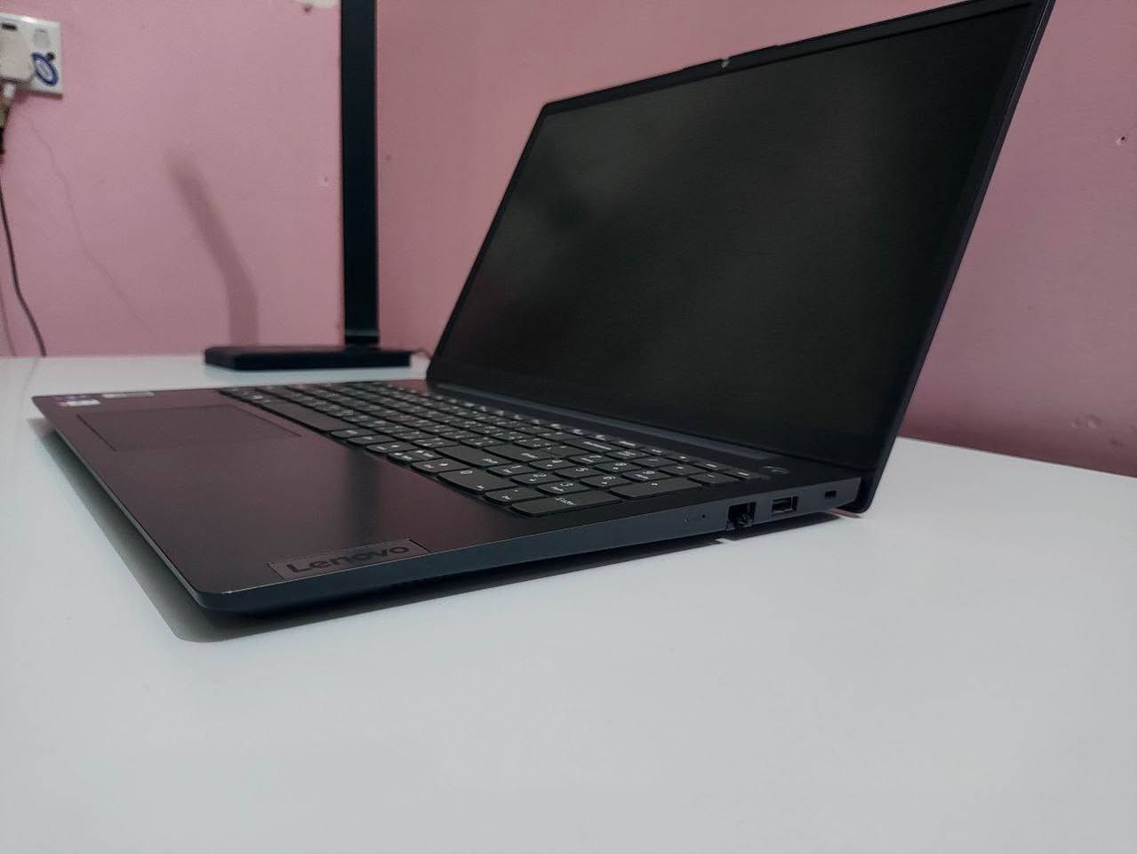 لابتوب مستعمل للبيع 
لابتوب Lenovo V15 G3 جيل 12
المواصفات

المعالج Core i7 جيل 12

الكارت داخلي iris xe GRAPHICS

الرام 16GB

الهارد 512GB SSD

الشاشة 15.6 بوصة

البطارية صحة 100% (فحص الويندوز الرسمي مرفق)
عدد دورات الشحن 156 دورة فقط (استخدام خفيف جدا)

الحالة
الجهاز نظيف جدا من الداخل وفحص كامل لكن يحتوي خدوش خارجية بسيطة موضحة بالصور لا تؤثر على الأداء
السعر 675,000 دينار 
المكان كربلاء


**إذا كنت صاحب هذا الإعلان وتريد حذفه لأي سبب، رجاءا أرسل رسالة إلى الدعم الفني**