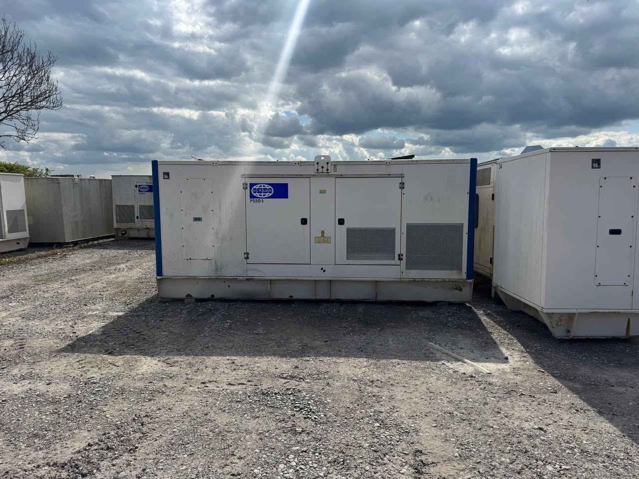 بيركنز حجم 2500 FG
550 kva 
وارد بيرطاني 
ساعات العمل 250 ساعة 
المولد شرط الفحص والحمل 
يوجد كافة انواع واحجام المولدات 
يوجد توصيل كافة المحافظات 
للستفسار التواصل ع الارقام 
***********
***********
