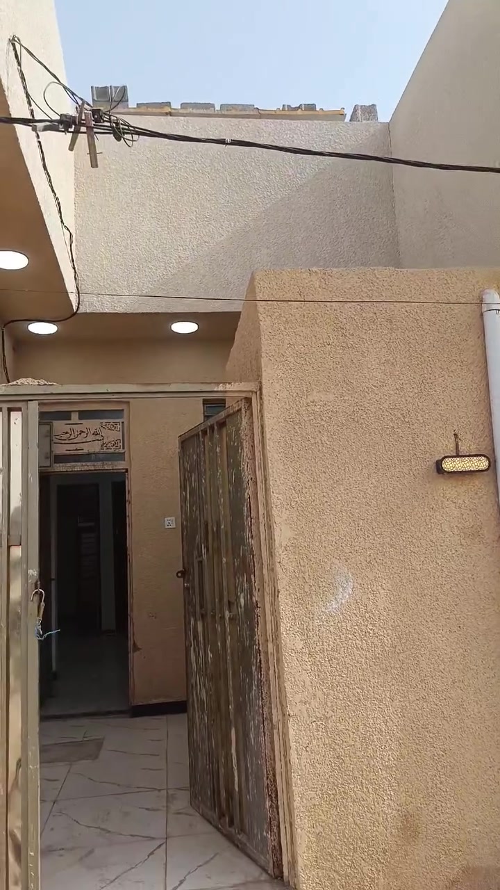 السلام عليكم بيت للبيع المساحه 110متر العنوان بغداد مدينة الصدر الحميدية شارع سيد عوده الاتصال ***********السعر ٤٣وبي مجال بسيط
