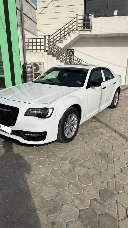 كلايسلر 300C موديل 2017  السيارة فول مواصفات ماعدا الحساسات والرادار 
اللون  ابيض 
: اوف وايت  اللون الداخلي
: 118,000 ميل رقم سليمانية جديد

الحالة:
كفالة عامة 
السيارة كلين تايتل
بيها بصمت اصبع PDR فقط بدون صبغ
بالهلال مال جاملغ الخلفي وره السايق 
المكينة والگير مكفوله 
سنوية جديدة وتحويل مباشر
المواصفات:
بصمة تشغيل
تشغيل عن بعد
كاميرا خلفية
سقف بانوراما
كشن جلد
كشن كهرباء
تدفئة +تبريد كشنات أمامي 
تدفئة كشنات خلفي
ستيرن هيتر +كهرباء 
خزن وضعيات الجلوس + المري + الستيرن 
كير موس 
ويلات البلادي حجم 18 
شاشة كبيرة 
كار بلي 
دعامي أمامي دبل ليحه فات S
+ وياه دعاميه البلادي فات C بحاله جيده جداً 
بردة كهربائي خلفي بيلاد تنزل اوتو مع البك 
+مري قلاب مع البيك اوتو 
لايت زينون زرع عدسات اكبر من البلادي من دكتر لايت معروف شغله 
حداديه كامله بحاله جيده جداً 
اي نقص بالسياره ماكو 
رقم صاحب السياره
***********
