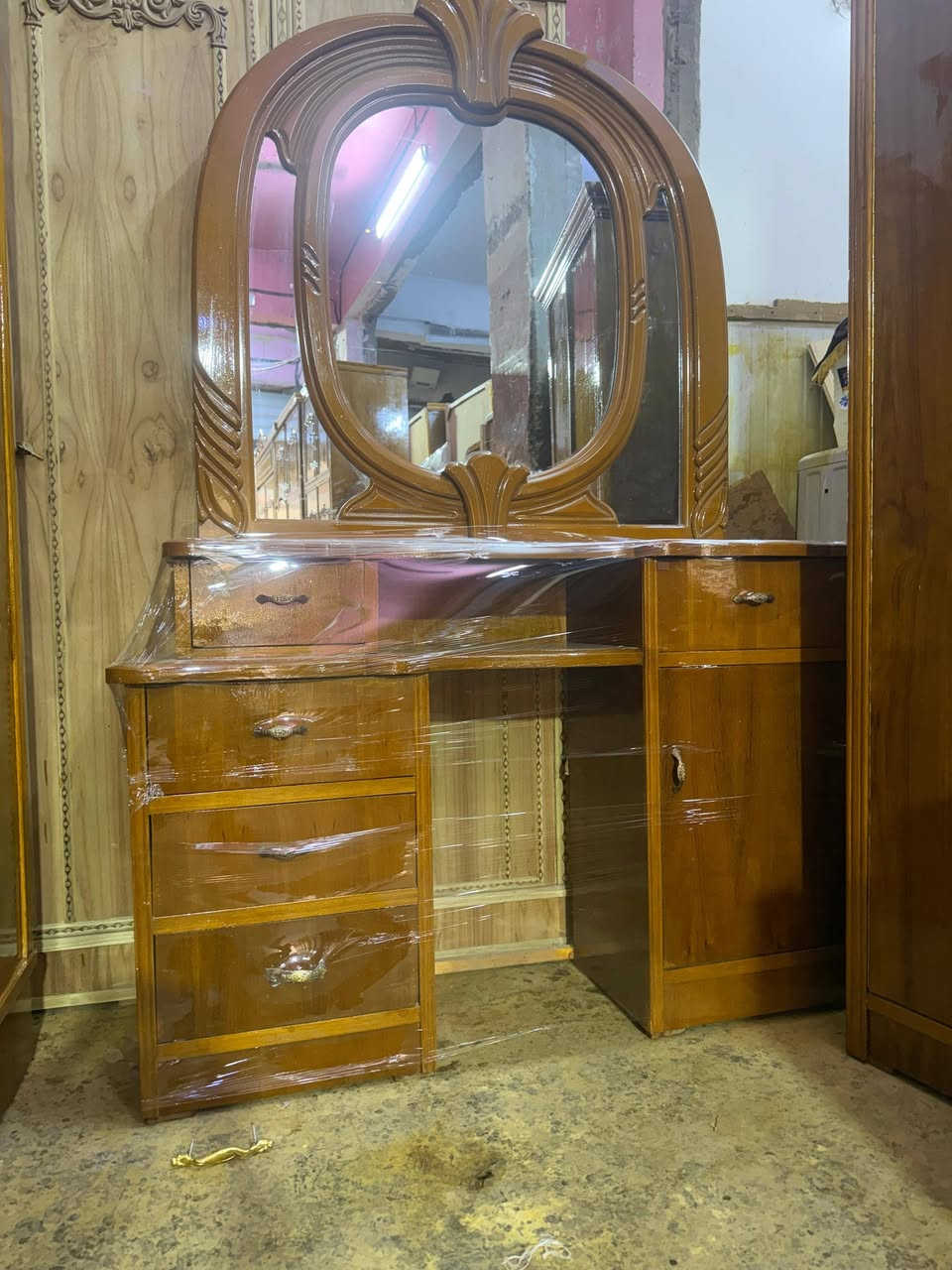 غرفة نوم للبيع مستعمل نظيف جدا شغل تسكام للاستفسار مراسلتنا على خاص او على رقم الهاتف *********** علي
