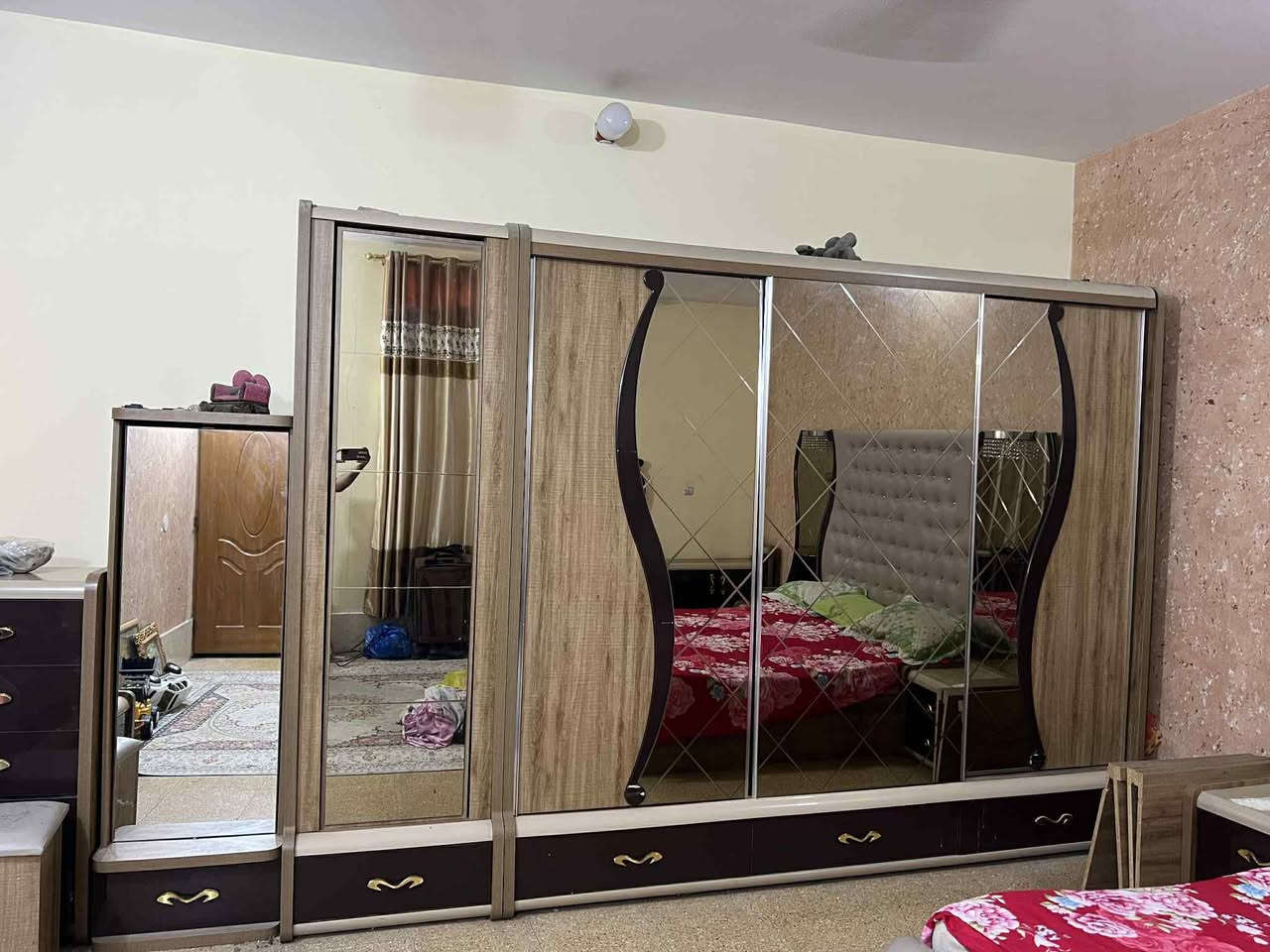 غرفة تركية 12 قطعة 
خشب تركي اصلي قوي 
مستعملة 

* ملاحظة الغرفة متكونة من 12 قطعة 

* كنتور مع الملحق عرض 4 متر و ارتفاع 3 متر 

للبيع بسعر 450 الف  قفل 
العنوان / النجف الاشرف 

للاستفسار الاتصال على الرقم ***********
