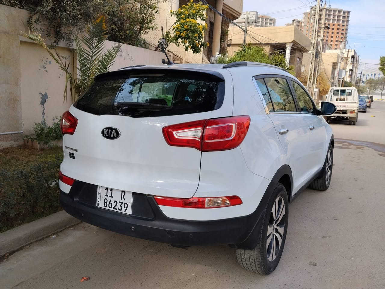 السلام عليكم 
شباب سبورتج للبيع موديل 2013 ابيض اللون. مفتاح بصمة يدات الباب نيكل .داخل جلد ايرباكات عدد 8 اشاير بالمرأه الجانبية تبريد بيانو شاشة ماشية لحد الان 101 الف حقيقي ويل كب اسبيرهة بعدة على وضع الشركة منازل مكفولة من الضربة والصبغ والبارد ومحرك حجم 2000 دوش مشتريهة لمن كانت زيرو بأسمي ورقمهة حاليا انكليزي الجديد وسعرها 153 ورقة وبيهة مجال بسيط وموقع السيارة بغداد الكرخ السيدية للتواصل على الرقم ***********
