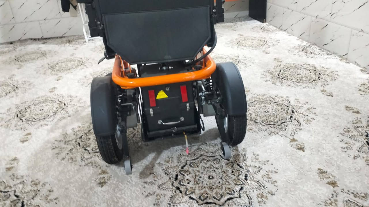 كرسي متحرك وسعرها مناسب جدا تواصل ***********
