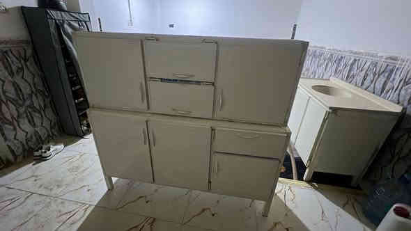 السلام عليكم 
كاونتر مع اغراضة كامل. من عود الاسنان لاكبر جدر و صينية 
كلهن 350 الف وبيهن مجال 
عنواني الزبير الدريهمية 
رقمي *********** 
بيع مستعجل
