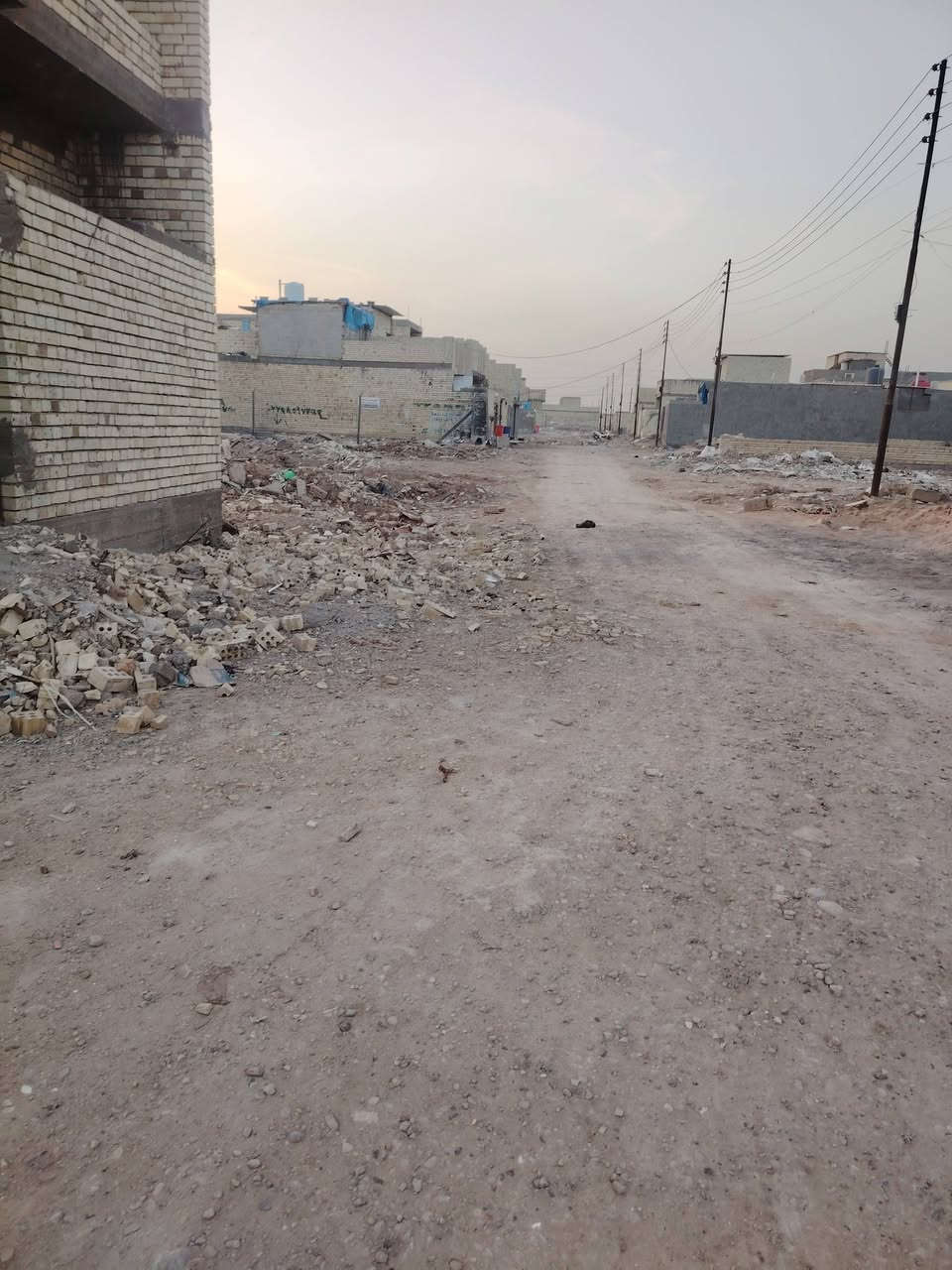 السلام عليكم عندي 
قطعه ركن 50 متر واجه 10متر  ونزال 5متر الظباط الثانية (زراعي البلديات) تصلح تكون محلات او مشتمل مكانها مميز بين فرع 10 وشارع 15 مجاري  ومي وكهرباء كاملات. و التبليط بعده جاي يكصون بالافرع 
سعر  29      ***********
