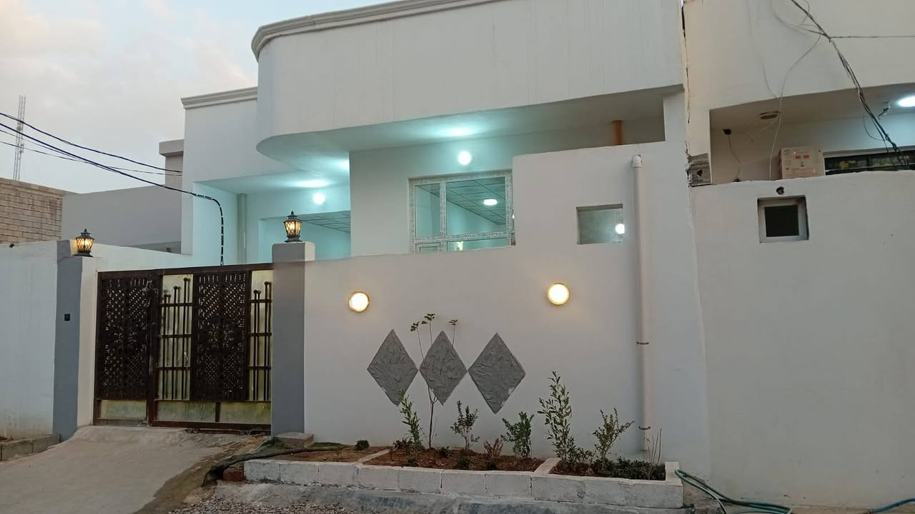 مشتمل  ١٤٤م طابقين بناء حديث طابو زراعي يتكون من استقبال ومطبخ وصالة وغرفتين بيت بناء درجة أولى  مقابل العيادة الشعبية خلف جوبة الدجاج للبيع ***********
