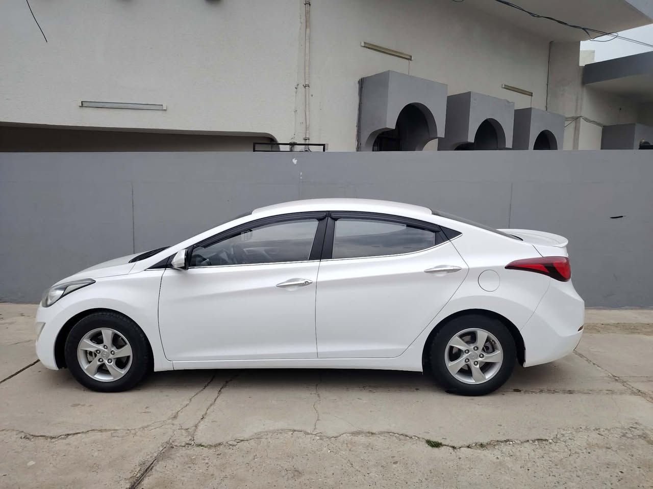 السلام عليكم 
سيارة أفانتي باسمي موديل 16 للبيع بسعر 128 
ضررها قطعة تبديل فقط باقي السيارة شرط 
الموصفات قطعتين تبريد هيتر كشنات + ستيرن 
للاستفسار ‭0771 805 7186‬ / ‭0751 770 4062‬
