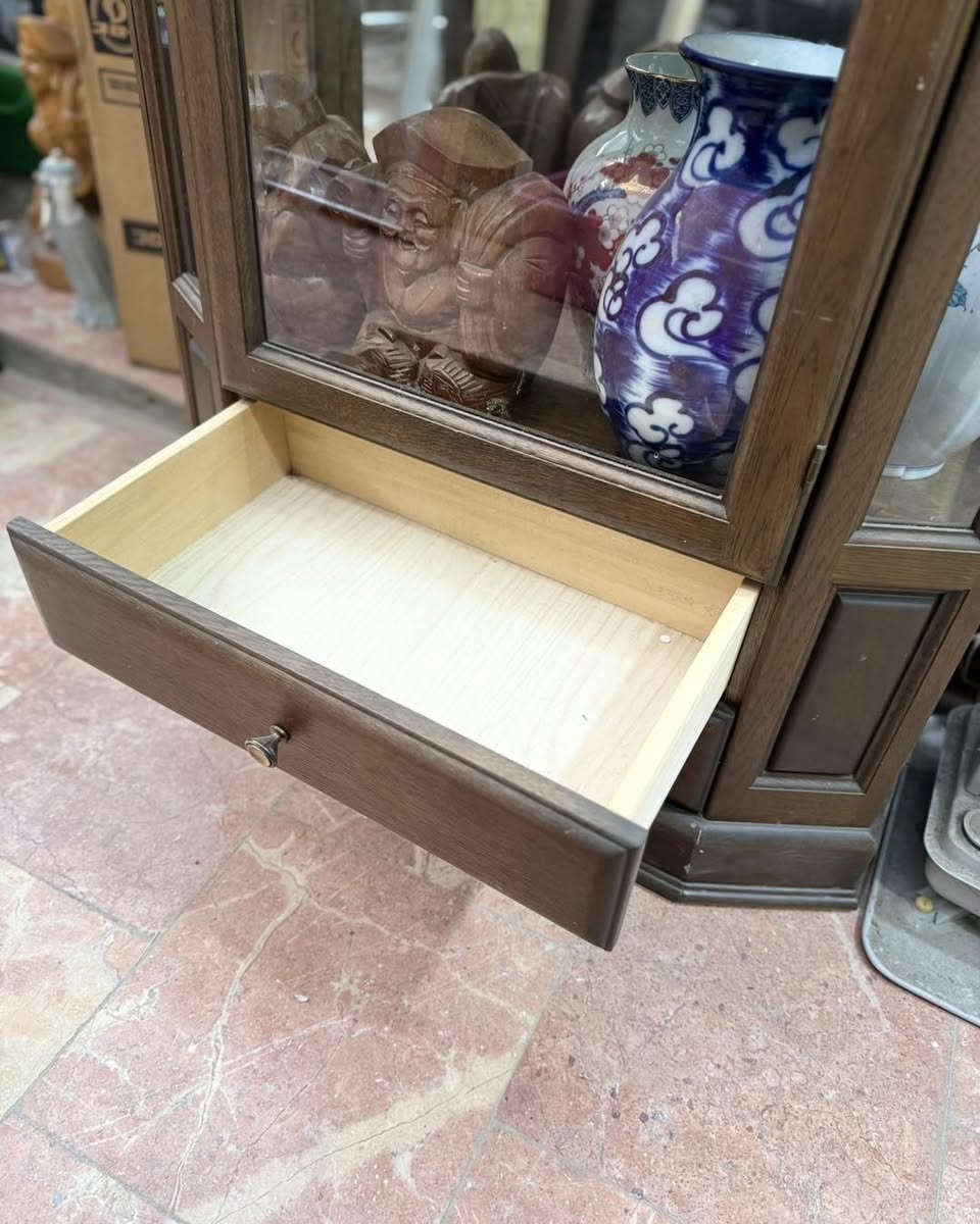 فاترينة (أو "أرجونتري" كما يطلق عليها في بعض المناطق)
باله صناعه ياباني
وهي عبارة عن خزانة عرض خشبية كلاسيكية مصممة لعرض التحف والأواني المنزلية الأنيقة. 
مواصفات وتفاصيل القطعة:
التصميم: تتميز بتصميم كلاسيكي سداسي الأضلاع (Hexagonal) يسمح برؤية المحتويات من عدة زوايا.
المواد: تُصنع عادةً من الخشب الطبيعي مثل خشب الزان أو البلوط، وتأتي مع أرفف زجاجية داخلية.
الاستخدام: تُستخدم بشكل أساسي في غرف المعيشة أو الصالونات لعرض الديكورات، التحف، أو أطقم الضيافة الفاخرة.
الإضافات: تتوفر بعض الموديلات المشابهة مع إضاءة داخلية مدمجة لإبراز المعروضات. 

 +2


**إذا كنت صاحب هذا الإعلان وتريد حذفه لأي سبب، رجاءا أرسل رسالة إلى الدعم الفني**