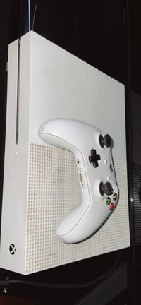 عندي جهازين xbox للبيع الأول xbox one s 1T ملحقاته كامه و كارتونه و يد...