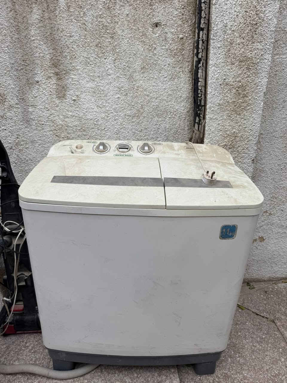 صوبه نفطيه ما بيها شي ( 15 الف )
صوبات كهربائية عدد 2 سعرهن( 40 الف ) يحتاجلهن بس شمعات 

صوبات زيتيه ما فاحصهن واعتقد يشتغلن ما بيهن شي سعرهن ثنينهن ( 30 الف ) 

ميز عدد 2 السعر ( 10 الف ) 

غساله بيها عطل بس النشافه ما تشتغل السعر ( 20 الف ) 

مكنسة كهربائيه شغاله السعر ( 10 الف ) 

ميز طولاني حديد السعر ( 15 الف ) 

كنتور تركي بس بيبان ما بي السعر ( 25 الف ) 
العنوان / كربلاء حي المعلمين 
***********
