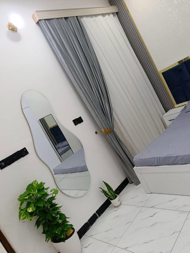 🏡 للبيع – بيت سكني بناء حديث (درجة أولى)

📍 الموقع: حي التضحية – خلف شارع العلوة المخضر القديمة.

🔹 المساحة: 100 م²
🔹 المواصفات:

* غرفة نوم
* صالة
* استقبال
* مطبخ
* صحيات داخلية وخارجية
* منور
* سطح كبير

✅ البيت نظيف وفارغ حالياً وجاهز للسكن مباشرة.
✅ يقع على ساحة كبيرة تمنح راحة وسهولة في الوقوف والحركة.
✅ المنطقة مخدومة بالكامل، مع تبليط جديد، أرصفة، وشوارع نظامية، وجميع الخدمات متوفرة.

💰 السعر: 70 مليون دينار قابل للتفاوض.

📞 للاستفسار والمعاينة:
مكتب نجمة الإبداع للعقار

* ***********
* ***********
