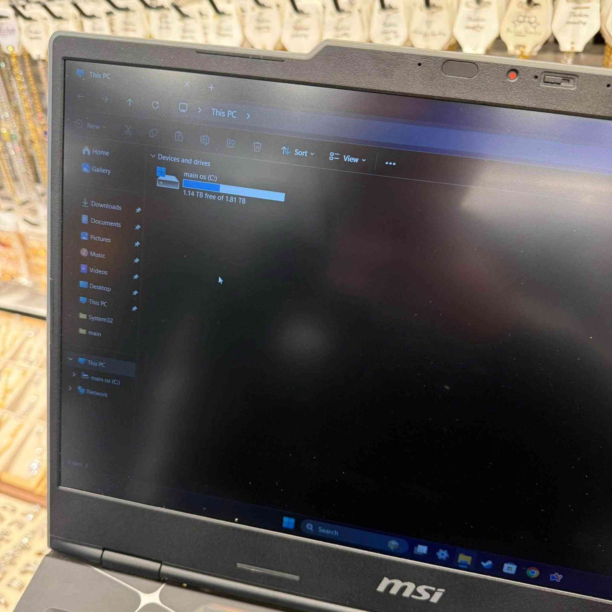 MSI Cyborg 15 لابتوب للبيع
للبيع لابتوب MSI Cyborg 15 نظيف فتحته ع ايدي اشتريته بشهر ال 11 استخدام كلش بسيط لان ماعندي وكت 

لابتوب كلش قوي و هاي مواصفاته كدامكم 

مع كامل ملحقاته الاصلية و مع هديه ماوس كيمنك

المواصفات:

 • المعالج: Intel Core i7-240H (16 نواة)

 • كرت الشاشة: NVIDIA GeForce RTX 5050 – 8GB DDR7

 • الرام: 16GB DDR5

 • التخزين: SSD NVMe سعة 2TB 

 • الشاشة: 15.6 إنچ FHD – 144Hz

 • النظام: Windows 11 Pro – 64bit

📌 ملاحظة 

التخزين مغيَّر إلى 2 تيرا SSD NVMe (الأصلي جان 512GB) لسرعة أعلى ومساحة أكبر.

✅ الجهاز سريع جداً

✅ استخدام نظيف وما بيه أي مشاكل

📍 المكان بغداد 

💰 السعر: خاص 

📞 التواصل خاص او واتس ***********
