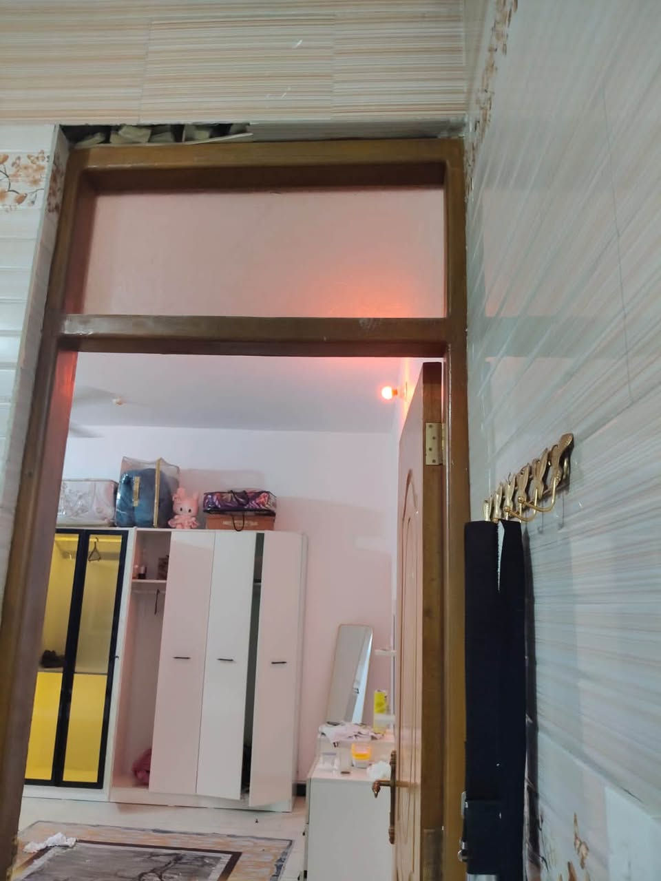 🏡 للبيع – بيت جاهز للسكن في المدائن / حي الفاروق 📍
🔹 المساحة: 100 متر
🔹 نوع السند: زراعي – سند 25
🔹 البناء: طابقين

✅ الطابق العلوي:
• غرفة
• صحيات كاملة

✅ الطابق الأرضي:
• استقبال
• صالة
• غرفة نوم

🏗️ البيت مبني بالكامل طابوق ومسلح
✨ كاشي وصبغ حديث
⚡ كهربائيات كاملة
🛣️ المنطقة مخدومة بالكامل (تبليط ومجاري)
✔️ البيت جاهز للسكن ولا يحتاج أي مصاريف إضافية.

📍 الموقع: المدائن – حي الفاروق

📞 للاستفسار والمعاينة:
***********
