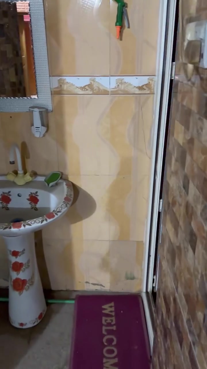 بيت للبيع الموقع القبله حي الشهداء شارع مقابل بانزين خانه 
المساحه ١٢×١٧ونص =٢١٠
كراج سياره وحديقه
استقبال
صاله 
مطبخ
٢ غرفة منام
ساحة درج
صحيات داخليه معزوله
صحيات خارجيه
السعر 225 قابل للتفاوض 
الرقم للتواصل ***********
