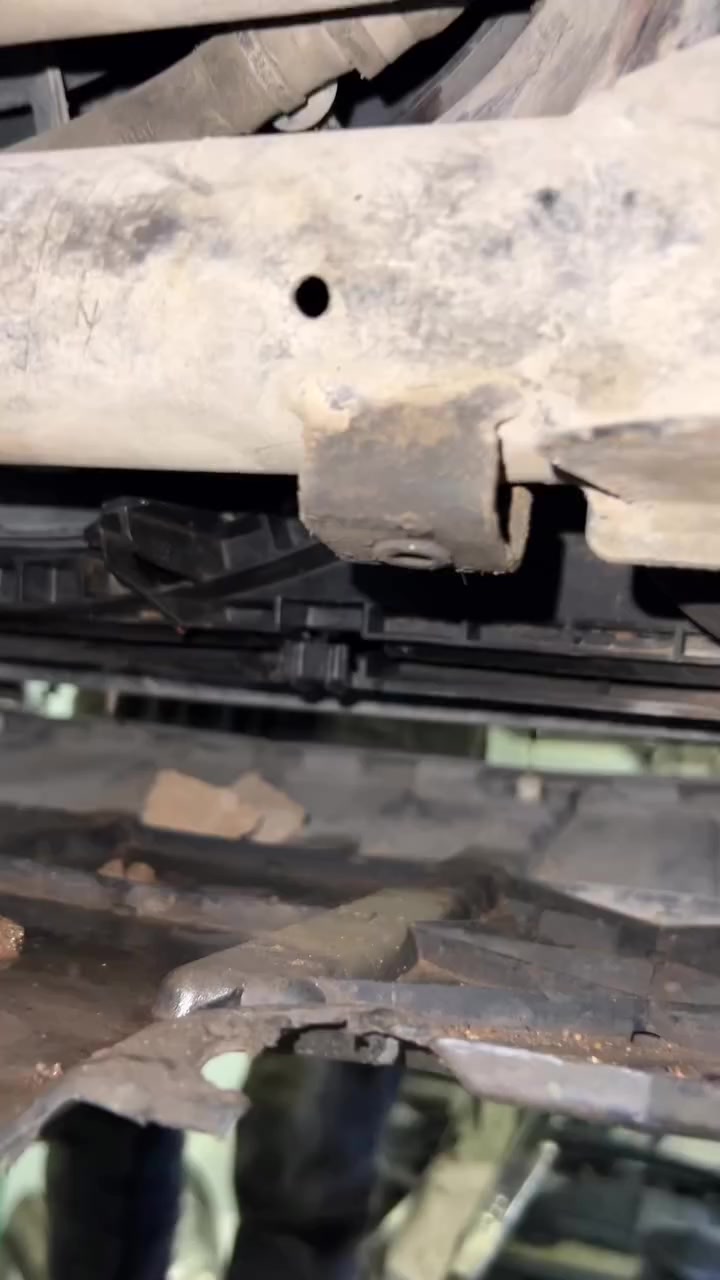 #حماوة
Jaguar Xe 2018
انتبه من العدو القاتل للمحرك وهو تسريب سائل التبريد 
 مثل ماوضح أمامكم 
Service.Car
كرادة  المسبح اول فرع بعد كراج 2000  شارع مجمّع الشركات مقابل شركة نيسان
Service.car
*********** ***********
