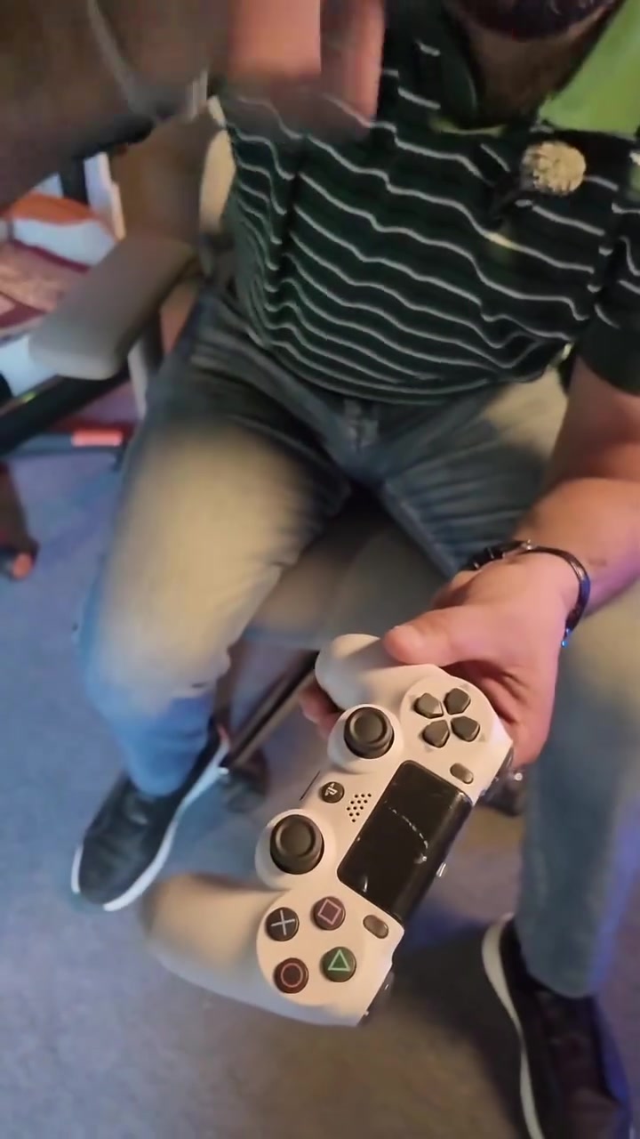 يد تحكم لاسلكية DualShock 4 لأجهزة PlayStation 4
• وحدة التحكم اللاسلكية من Sony المصممة لتقديم تجربة لعب متكاملة واستجابة عالية على أجهزة PS4.

• لوحة لمس (Touch Pad) تدعم اللمس المتعدد وتفتح آفاقاً جديدة لطرق اللعب والتفاعل.

• مكبر صوت مدمج ومنفذ سماعة ستيريو لإضافة خيارات صوتية غامرة أثناء اللعب.

• أزرار شعار SHARE تتيح لك مشاركة أجمل لحظات اللعب وبثها بضغطة زر واحدة.

• تصميم مريح ومطور لعصي التحكم التناظرية وأزرار الكتف لتحكم أكثر دقة.

• شريط إضاءة (Light Bar) مدمج يتفاعل مع الكاميرا والألعاب لتتبع دقيق لموقع اللاعب.

#بليستيشن4 #بليستيشن٤ #كمية_محدودة


**إذا كنت صاحب هذا الإعلان وتريد حذفه لأي سبب، رجاءا أرسل رسالة إلى الدعم الفني**