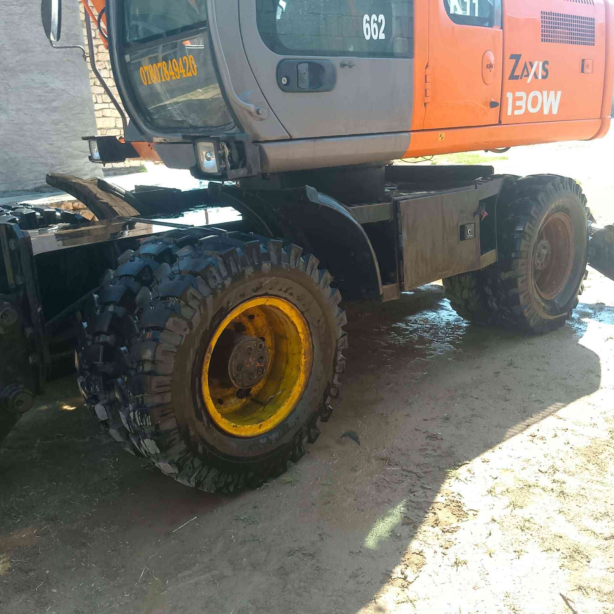 للبيع حفاره هيتاش زت موديل2005  جب ٣قطع للاستفسار ***********
