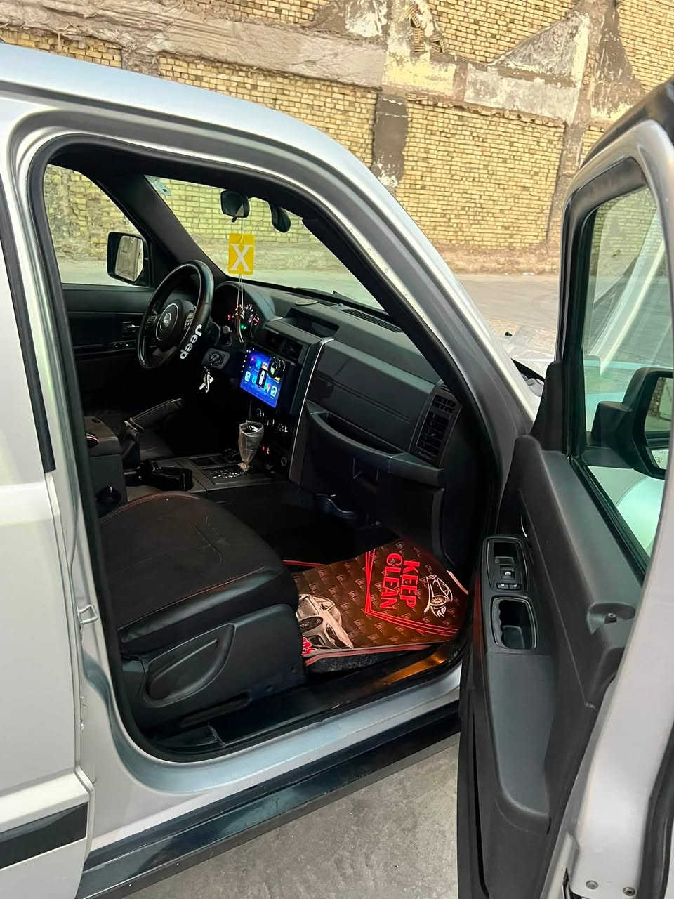 السلام عليكم
قطعة نادرة 🥇
جيب ليبرتي موديل ٢٠١٢ 
اللون رصاصي 
بيها بارد جوه التريشه مال باب السايق و الباب الخلفي 
و بيها باب خلفي مفتوحة الجهة المعاكسة 
محرك مضمون + گير مبدل جديد 
تبريد شغال و بحالة جيدة جداً 
رقم اربيل 
صدر امامي و خلفي جديد 
تخم تاير جديد
كهربائيات كاملة 
السعر المطلوب ١١٠٠٠ 
شدة و عشر ورقات وبيه مجال للجناية

للاتصال 
***********
واتس اب موجود
