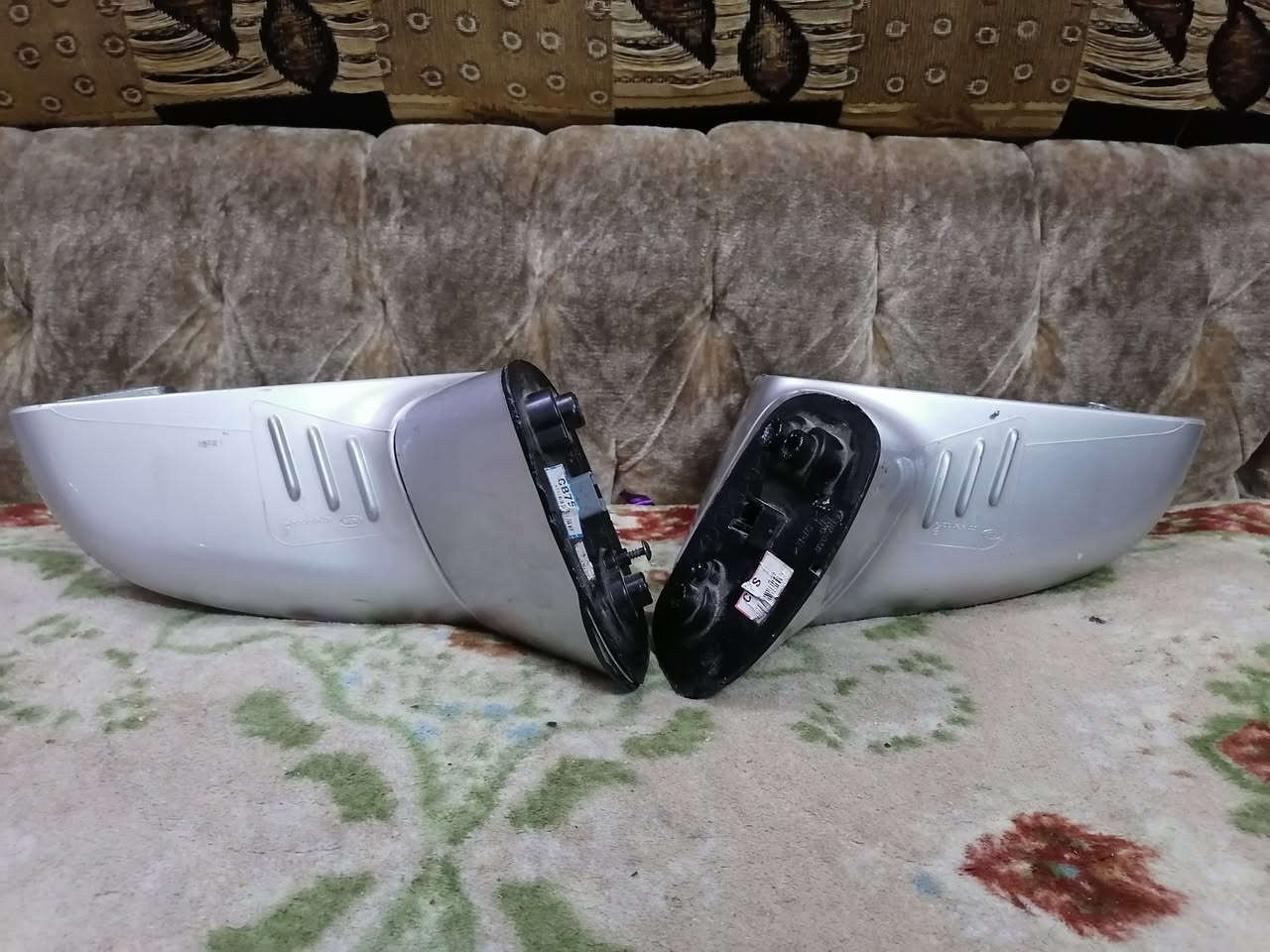 باقي عندي زوج مرايات وتك لايت جهه اليسار مال كارنز موديل ١٣ اصليات تفصيخ حاويه الي يريدهن يتواصل وات ساب *********** بسعر مناسب
