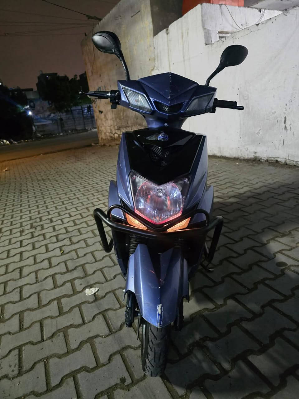 السلام عليكم للبيع دراجه شحن سكنس نثيه موديل 26 مواصفات 6بطاريات ريان اصل نضيفات 3نمر اشاير يمنه يسره لايت زنون عالي ناصي هورن نضام البارك والرجوع للخلف Rنضام بلوتوث بلادي مثبت سرعه سرعتها 90 بيها درع محيط بلدراجه كامل بلادي وبيها صندوك خلفي  مكاني بغداد جديده سعر 490 وبيها مجال ***********واتساب
