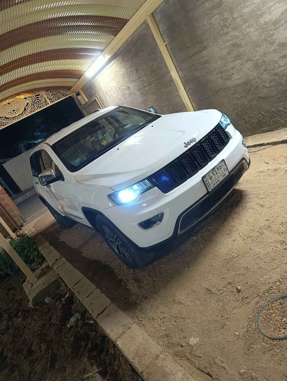 السلام عليكم.. جيب للبيع 2018
السياره وارد امريكي كلين ورقمه بغداد 
السيارة نضيفه وحلوة وفول مواصفات عدا البنوراما .ليمتيد 
اللون الأبيض 
المواصفات..
تشغيل عن بعد 
كاميرا 360 
صندوق كهربائي 
كشنات جلد 
المحرك 6 سلندر.. 3,6 
تدفئه مقاعد 
تبريد مقاعد 
مستشعر وقوف 
حساس المطر
شاشة كبيرة 
مراقبة النقطة العميا 
مصابيح زينون اماميه 
مانع انزلاق 
تدفئه مقود قياده 
نظام تعليق هوائي 
وضع القيادة 
حساسات امامي وخلفي 
مثبت السرعة 
حساسات ضغط الاطارات 
نظام تنبيه السائق 

السيارة خير من الله تاخذه وجاهزه من كلشي لو ربع متصرف عليه 
ماشيه..120mi
السعر ..$28000 وبيها مجال 
للاستفسار الرقم/ ***********
