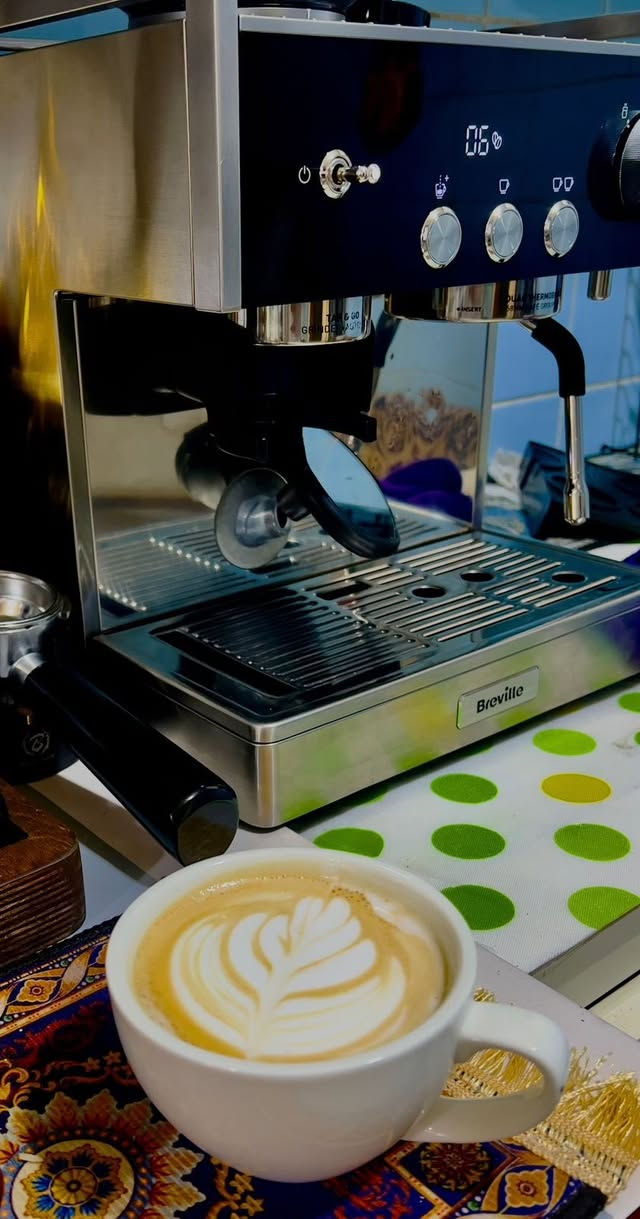 جهاز **Breville Barista Signature (الموديل: VCF160)** يأتي بمواصفات تقنية متقدمة تمنحك تحكماً كاملاً وعالياً في تفاصيل الاستخلاص. إليك جدول المواصفات الدقيقة والشاملة لهذا الجهاز:
### المواصفات التقنية الأساسية
| الميزة | المواصفات الدقيقة |
|---|---|
| **نظام التسخين** | **Dual Thermoblock (كتلة حرارية مزدوجة):** يتيح لك استخلاص الإسبريسو وتبخير الحليب في نفس الوقت دون انتظار. |
| **مجموعة الاستخلاص (Group Head)** | **بحجم 58 ملم:** تصميم مستوحى من الماكينات التجارية لضمان توزيع حراري متساوٍ واستخلاص كامل ومثالي. |
| **المضخة (Pump)** | مضخة إيطالية بقوة **15 بار** لإنتاج كريمة غنية وقوام متناسق. |
| **التحكم الحراري** | نظام قابل للبرمجة لتعديل درجة حرارة ماء الاستخلاص بما يناسب نوع وحمصية البن. |
| **التحكم بالترطيب (Pre-infusion)** | إمكانية تعديل بروفايل الترطيب المسبق (Pre-infusion profile) للتحكم في رطوبة كعكة البن قبل الضغط الكامل. |
| **القدرة الكهربائية (Power)** | **2350 واط** (تسخين سريع جداً وكفاءة استقرار حراري عالية). |
| **سعة خزان الماء** | سعة ضخمة تصل إلى **2.8 لتر**، قابلة للإزالة أو التعبئة من الأعلى. |
### المطحنة المدمجة ونظام الجرعات
 * **التحكم بالجرعة (Intelligent Grind & Dosage):** نظام ذكي يعطي قراءة وملاحظات لضبط كمية القهوة المطحونة بدقة للسينجل والدبل شوت.
 * **درجات الطحن:** تحتوي على **30 درجة طحن** مختلفة لتعديل النعومة والخشونة بدقة.
 * **تقنية مضادة للكهرباء الساكنة (Anti-Static):** تمنع تطاير وتناثر رذاذ البن المطحون، مما يحافظ على نظافة مساحة العمل.
 * **سعة هوبر البن:** يتسع لـ **250 غرام** من حبوب البن كاملة.
### الواجهة والتحكم والميزات الإضافية
 * **شاشة LED مدمجة:** تعرض **مؤقت الاستخلاص (Extraction Timer)** بالوقت الحقيقي، وهو أمر أساسي لمراقبة وقت نزول الشوت وضبط الوصفة بدقة.
 * **عصا التبخير (Steam Wand):** تقنية *Cool Touch* (باردة عند اللمس لحمايتك من الحروق)، تنتج بخاراً جافاً ومثالياً لتحضير الفوم الناعم (Microfoam) المناسب جداً للرسم (Latte Art).
 * **موزع ماء حار مدمج:** مخصص لتطويل الشوت (تحضير الأمريكانو) أو لتسخين الأكواب.
 * **البرامج الذكية:**
   * شوت مفرد (Single Shot).
   * شوت مزدوج (Double Shot).
   * تحكم يدوي بالكامل (Manual Shot).
   * برنامج تنظيف تلقائي (Auto Clean Program) مع مؤشر للتنبيه عند الحاجة لإزالة الترسبات (Descaling).
### الأبعاد والوزن والهيكل
 * **مادة الصنع الخارجية:** ستانلس ستيل بالكامل (Stainless Steel) مع لمسات باللون الأسود.
 * **الأبعاد:** الارتفاع 41.5 سم × العرض 31 سم × العمق 33 سم.
 * **الوزن:** حوالي **11.2 كغم** (وزن ممتاز يمنح الماكينة ثباتاً كبيراً أثناء كبس القهوة وقفل البورتfilter).
### الملحقات القادمة في العلبة:
 1. بورتfilter مقاس 58 ملم.

ملاحضه النضافه 99 بلا كارتون السعر 300 دولار 

***********
