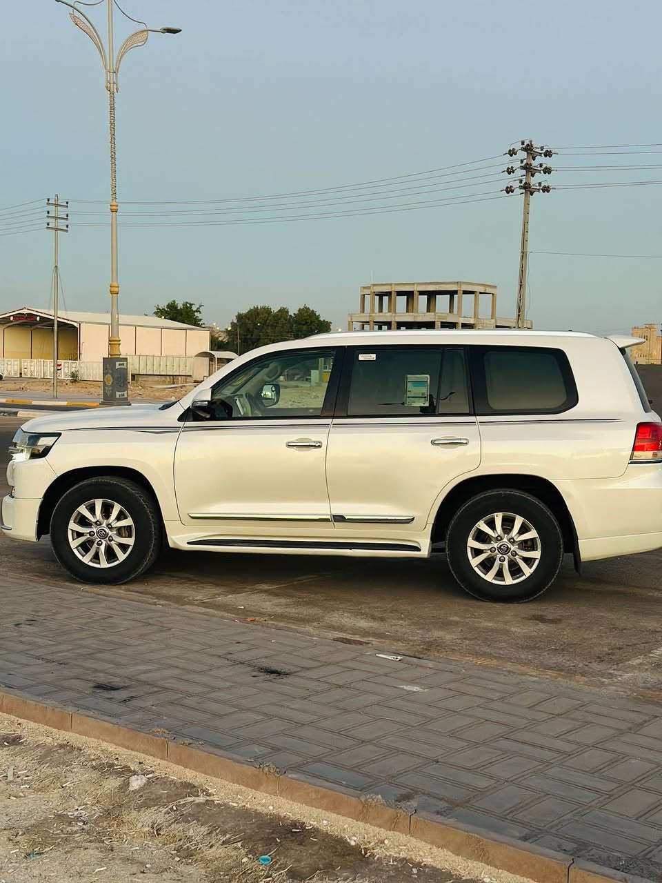 لاندكروز 2017  GX.R وايت اديشن فول مواصفات السياره كفاله عامه 
ماشيه 96 رقم بغداد ب اسمي 
*********** كربلاء, العراق
