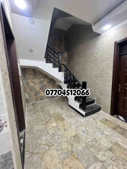 بيت 90 م  ركن درجه اولى مودرن مدخلين ☑️

يحتوي ع 4 غرف نوم وصاله ومطبخ وخدمات عدد 2 

شارع 20 م +رصيف 5 م 

الموقع الضباط 

للاستفسار

***********

***********

واتساب
