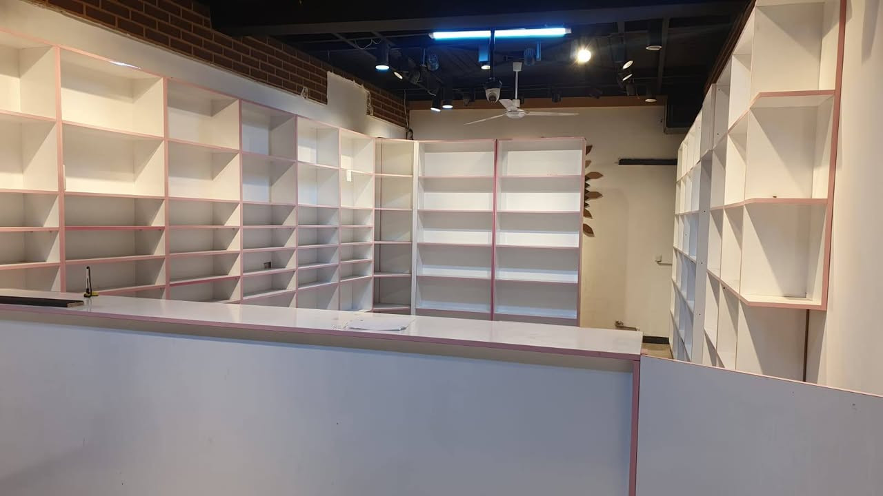 رفوف صيدلية للبيع بسعر مناسب خشب تركي دراجة اولى الاتصال على الرقم ***********
