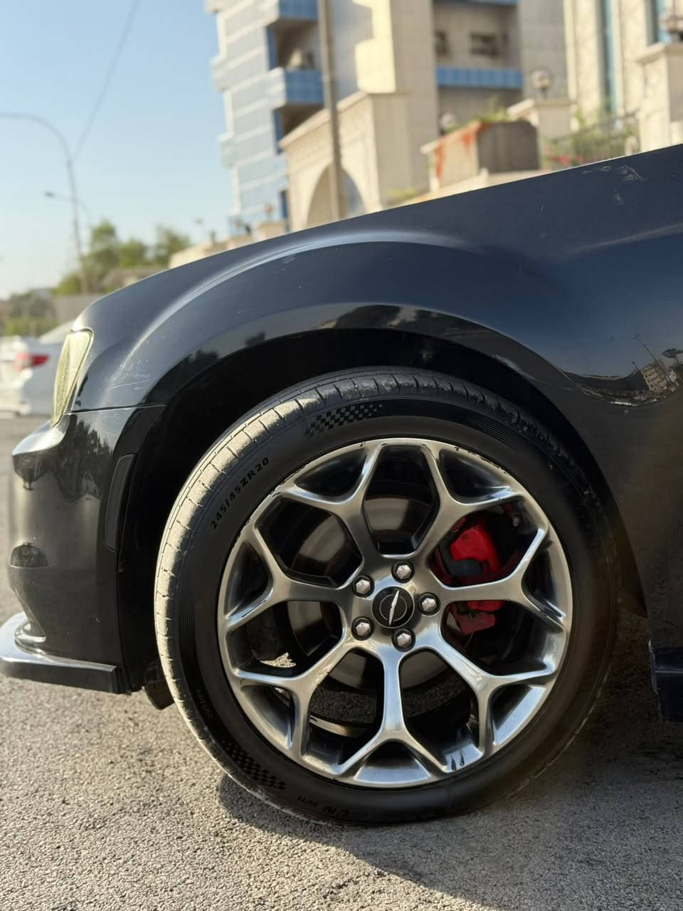السلام عليكم 
 كرايسلر c300 موديل 2018   
سنوية بأسمي رقم بغداد 
السياره جاملغين الخلفي كنر اثر ضربه في بغداد 
وبيها ضربه هنا بغداد بابين تبديل اصلي نفس اللون 
مكينة وكير كفالة 
تخم تايرات جديد 
 صدر جديد 
ماشية 122 كيلو 
***********
