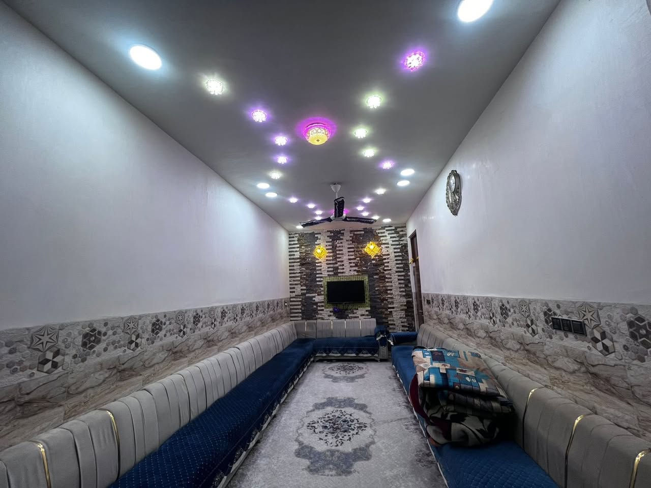 دار للبيع الشهداء/الدبيه الثانيه
مقابل جامع القرأن الناطق بالفرع
الطابق الأول/كراج. حديقه. استقبال. مطبخ. صحيات داخلية وخارجية. صالة. غرفة نوم. منور. 
الطابق الثاني /غرفة نوم . صالة. صحيات. السطح شتايكر. بناء 2021. ***********
