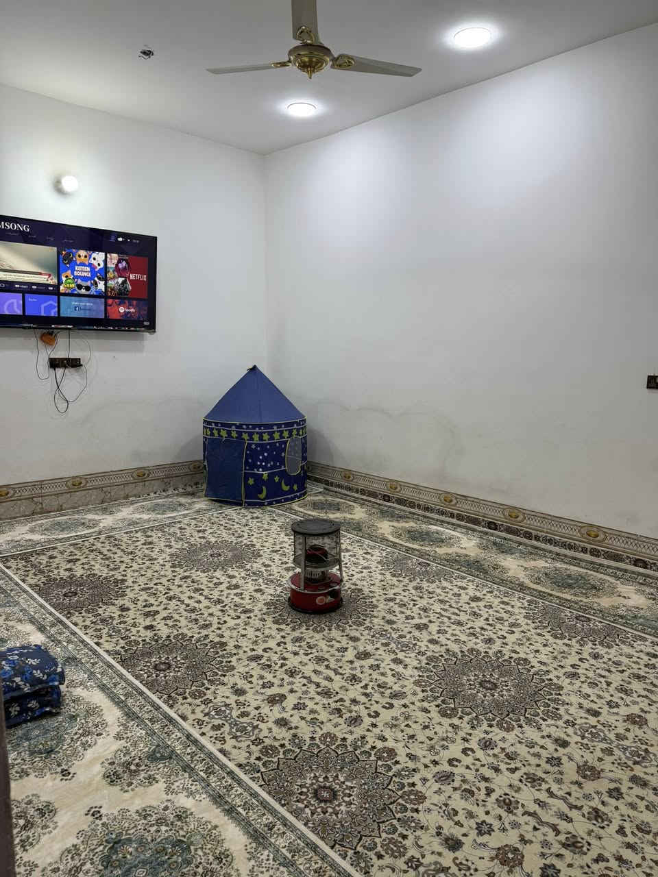 سلام عليكم دار للبيع مجمع  نبيل مقابيل المستشفى 5شارع مساحة 220 يتكون من ستقابل وصالتين وغرفتين ومطبخ مجمع صحيات داخلي وخارجي وطارمه تتسع سيارتين لاستفسار *********** السعر 110
