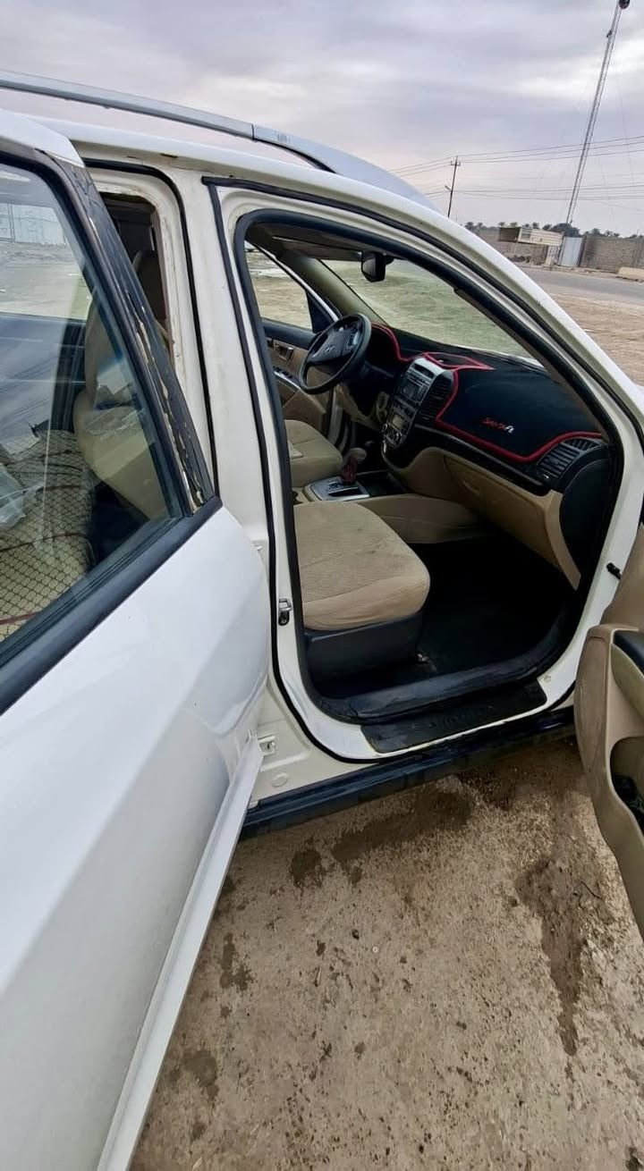 السلام عليكم سنتافيا 2011سعرها 99$
فول مواصفات
سته سلندر فتحه وبصمه وتحكمات وكامرا وشاشه
 بأسمي 
السياره بيها چفيه ومصبوغه عام 
بدون دواخل بدون حادث بس جفيه 
***********مكاني بغداد
