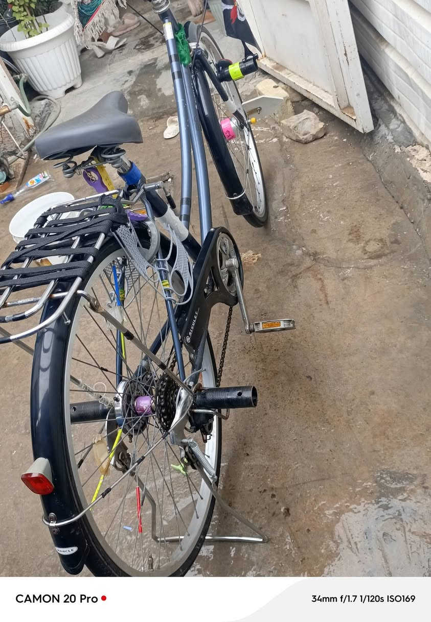 سلام عليكم شباب هذه للبيع مديل21 لون اسود حبري موديل 21 كير شغال خفيف و ثكيل تكدر  تسوي نضافه 100/95 حلو مرتب هوه وغراضه ب120 بدون غراضه 100وبي مجال لطيبين مكاني بغداد شعب جمعيات شارع 15 تواصل ***********
