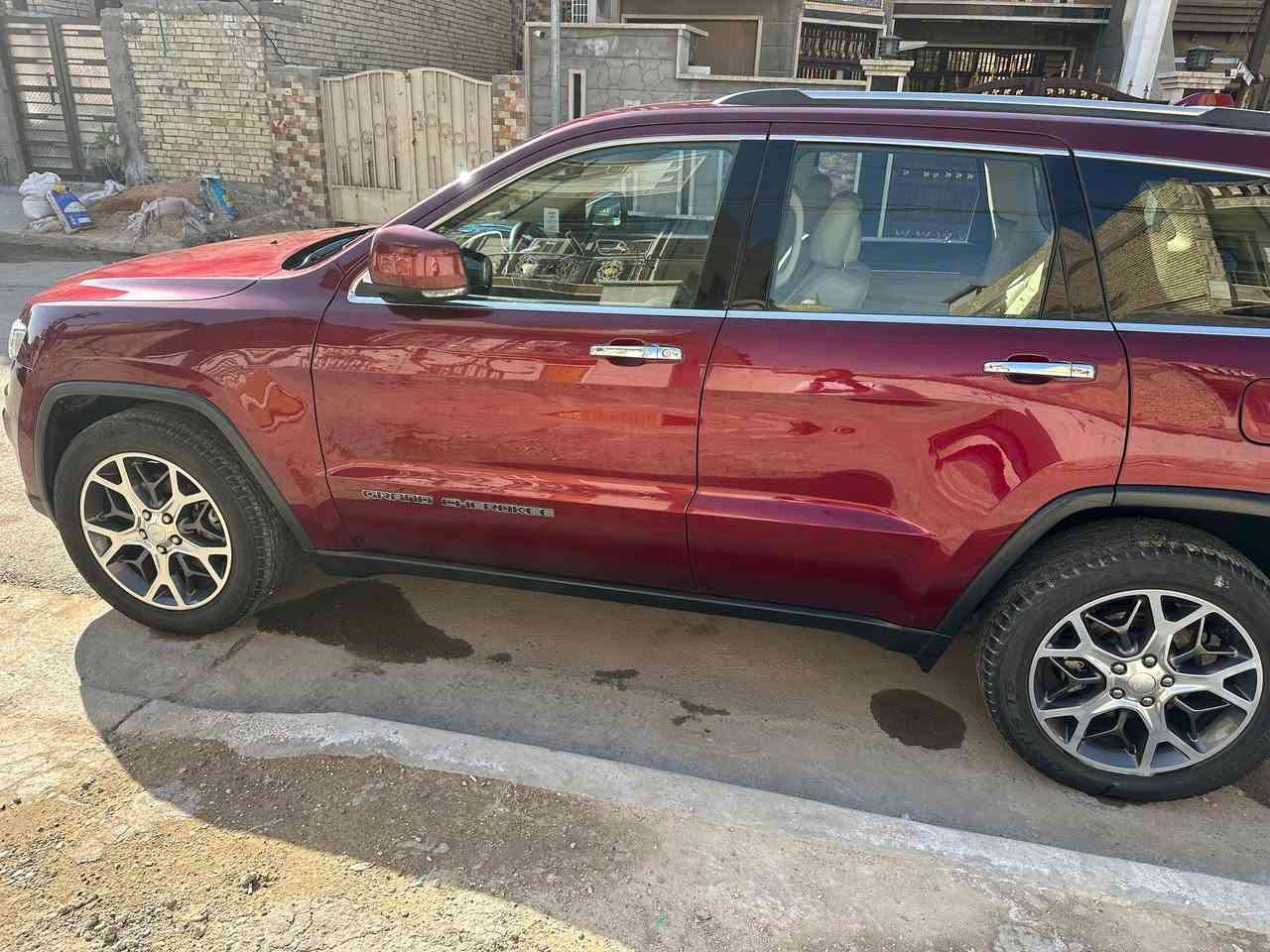 للبيع جيب كراند شيروكي
2019 خليجي لمتد بلاس السيارة بيها بارد بسيط بالجاملغ الامامي الباقي مكفول فول مواصفات 1/1 بنوراما جنطة كهرباء كشنات جلد خزن ميموري سستم صوت شاشات خلفية شاشة كبيرة تحكم ستيرن هيترات بالمري 
وضعيات قيادة مكينه 3600 رقم بغداد بسمي 
 تحويل ثاني يوم 
سيارة نظيفة وجاهزة ماشية 85 كيلو متر 
مكان السيارة بغداد 
السعر 275 وبيها مجال 
للاستفسار 
***********
