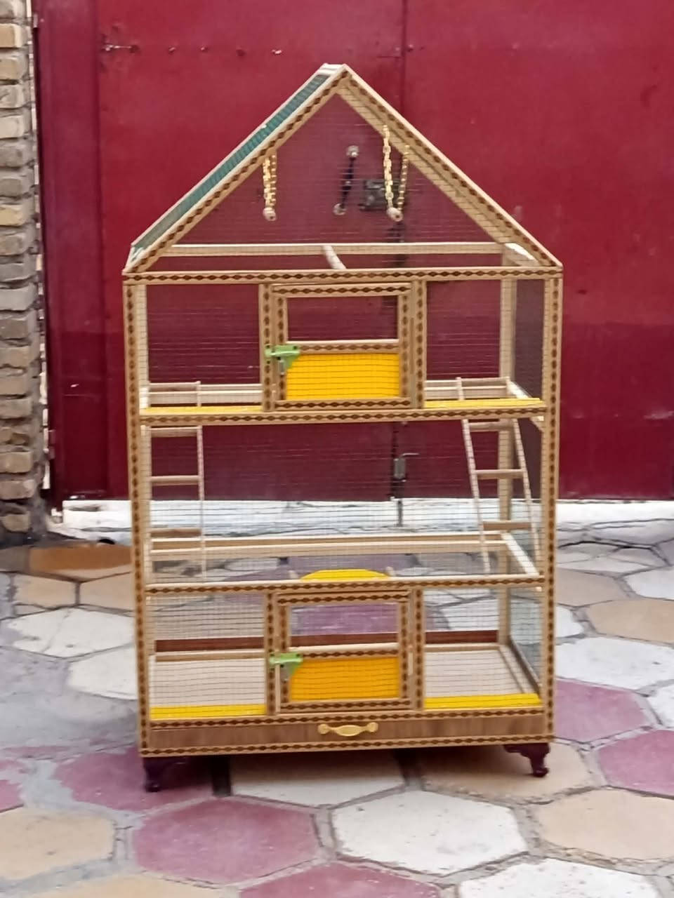 للبيع قفص خشبي عمل نجار جديده غير مستعمل قياساته الارتفاع 1.65 العرض 95cm عرض البطن النزال 60 cm يحتوي على مراجيح عدد 2 درج عدد 2 وعلى مجرى للتنظيف جراره القفص احله من الصور سعره 75 الف وبيه مجال ناصرية حي اور خلف جامع الحسن *********** يوجد واتساب
