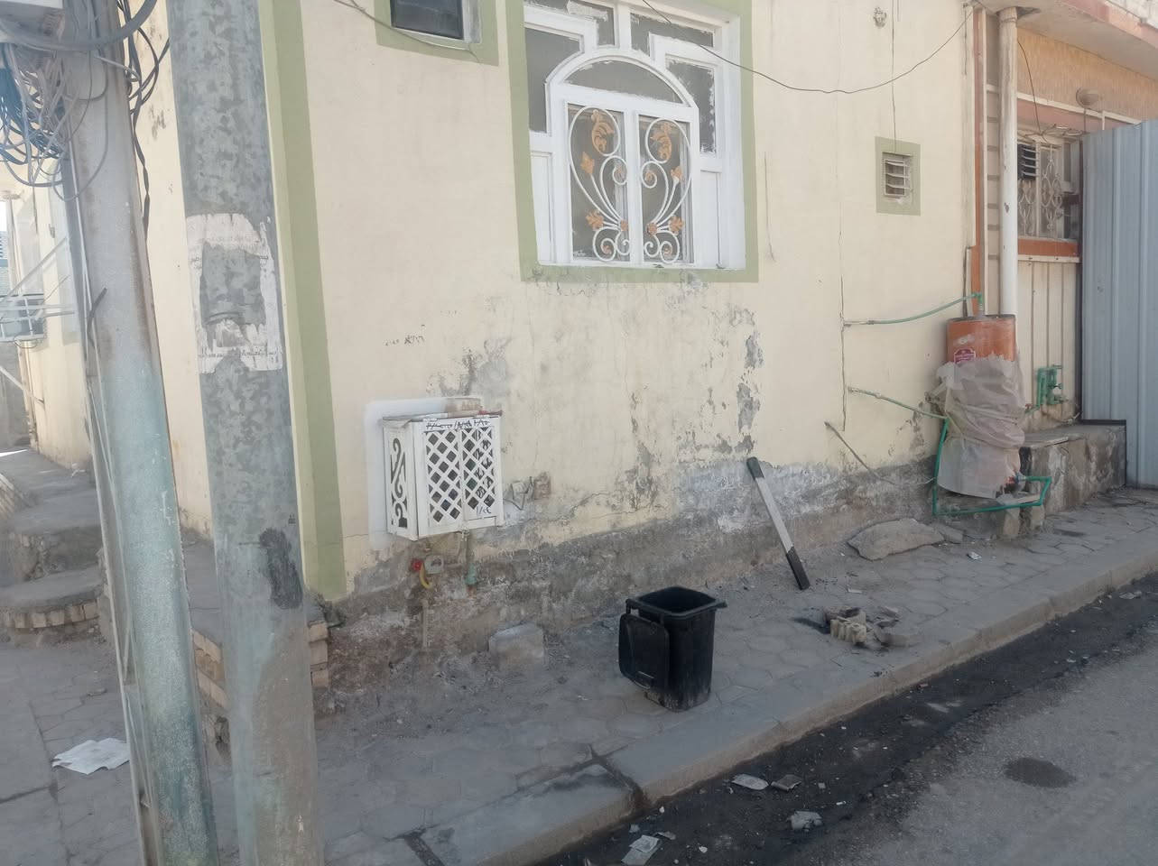 السلام عليكم بيت 50متر في حي وفاء يم شارع 20منطقه 49 البيت طابق واحد بي غرفه وصاله ومطباخ وصحيات بي تانكيات ثنين وبي سخان وبي ماطور البيت كامل يجاره مال 5اشهر اتصال ***********
