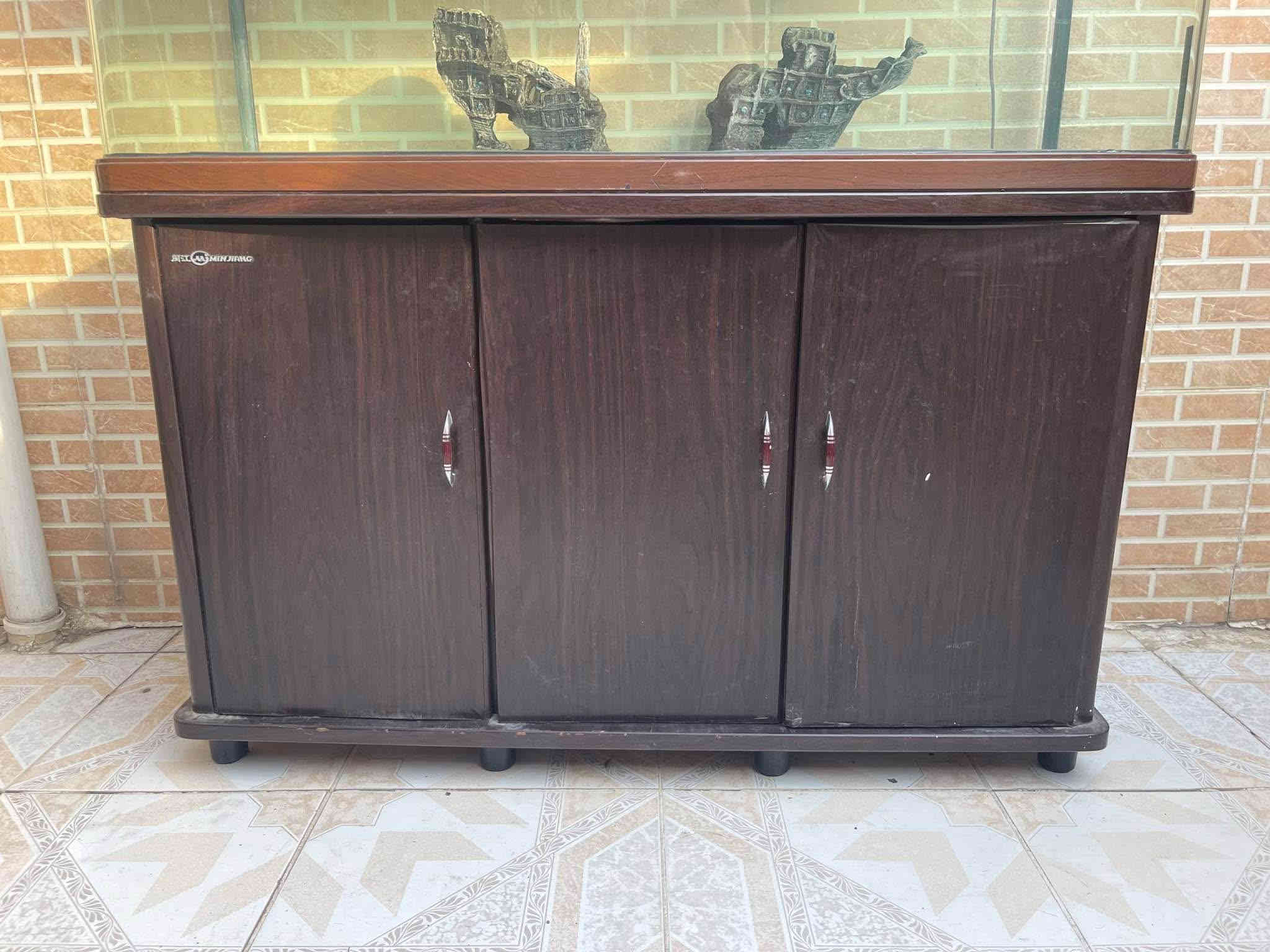 حوض سمك مع بوفيه وكامل المستلزمات 
قياس الحوض120x40x50 
بوفيات 3 
مستلزمات فلتر هيتر طعام وادويه للاسماك 
للمزيد من الاستفسار مراسله عالخاص *********** أربيل
