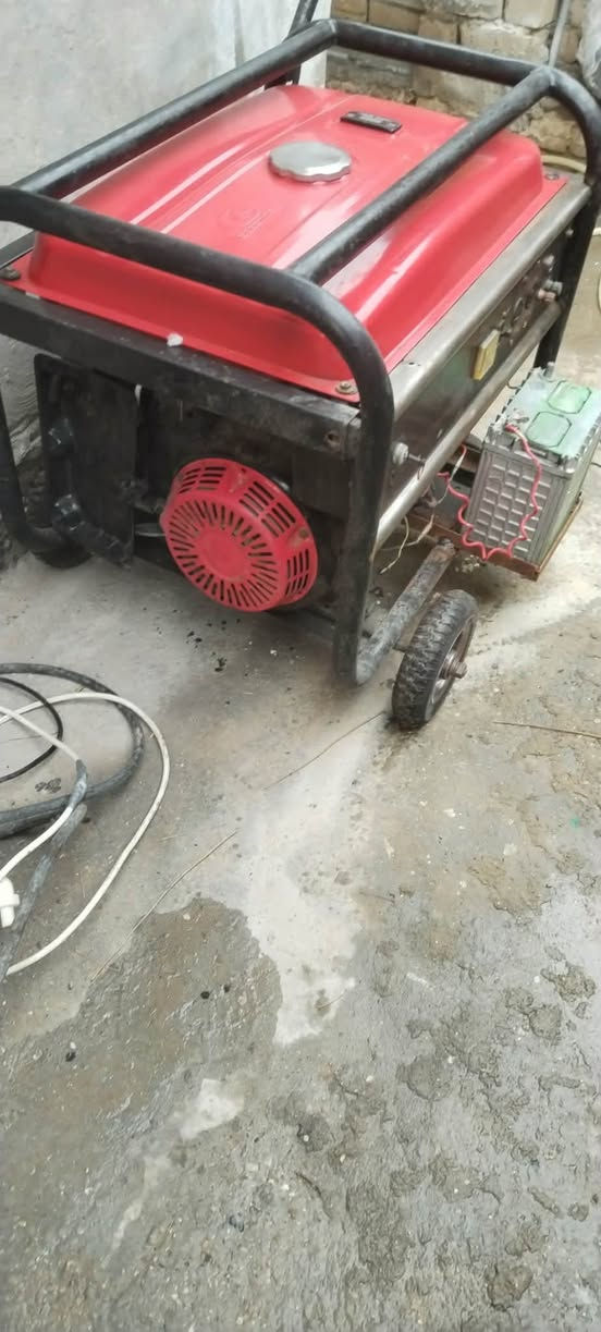 السلام عليكم ،مولده نظيفة استرة 5 كيفي 20 امبير تعمل على البطارية و سحب حبل ،العنوان بابل رقم الهاتف للاستفسار ***********
