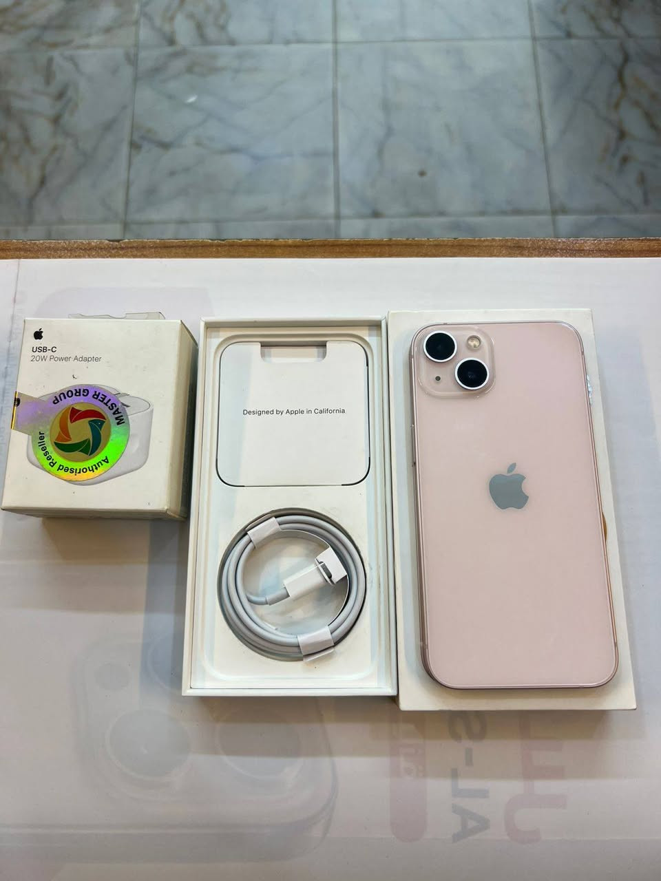 ايفون 13 كامرتين 128 ذاكرة 
بطارية 92 ‎%‎
نضافة 100‎%‎
كامل ملحقات الاصلية شركة ماستر 
الجهاز شرط لفحص ضمان الوكالة اصلي وبيه ضمان
استخدام قليل 
السعر مناسب 
***********
العنوان القطاع شارع السوك مجاور عوينات الكرار 
مركز الشمس
