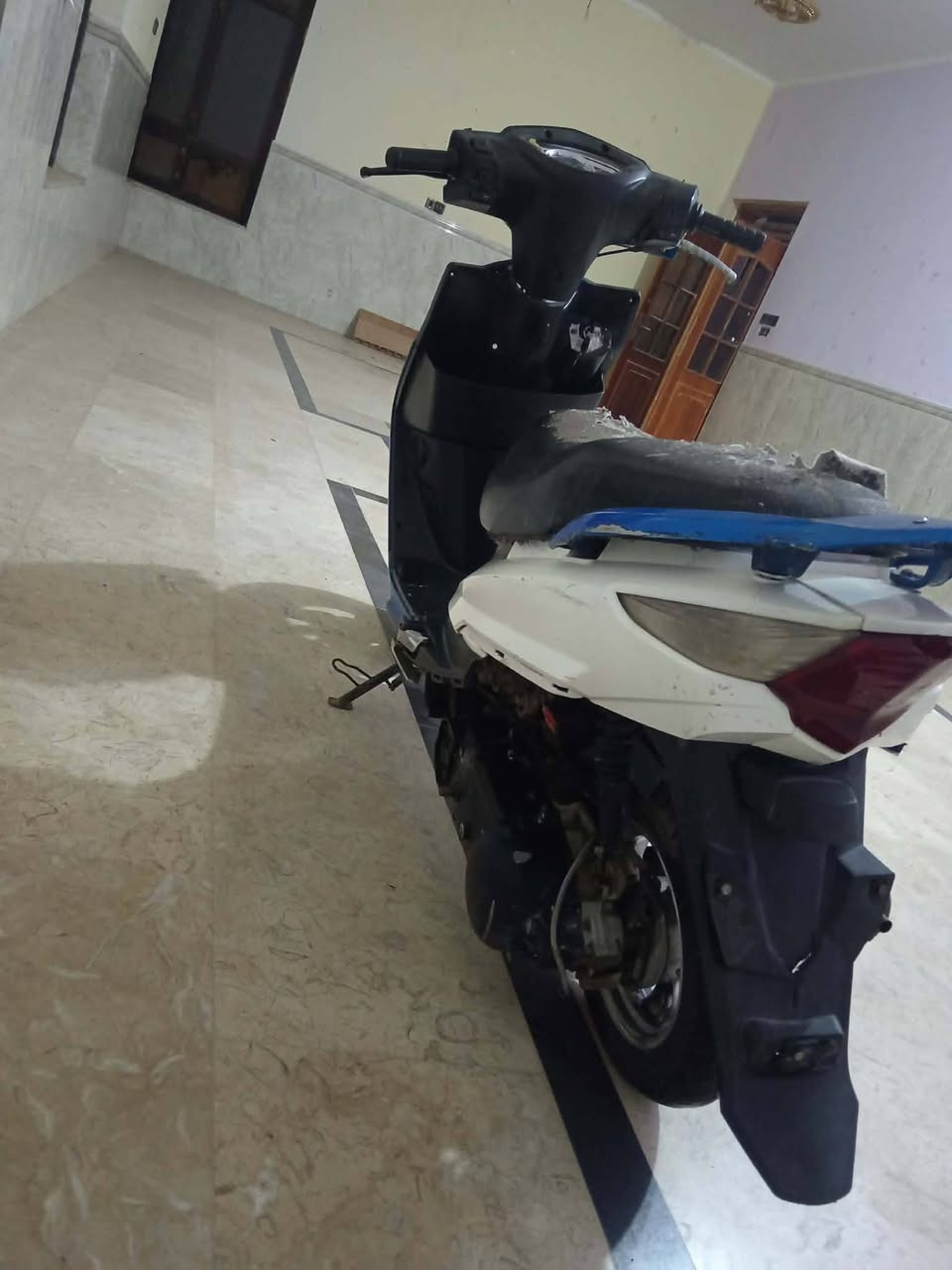 سلام عليكم 
هاوجي رص موديل 21 ب 350 وبي مجال بصيط نقصه بس كفر ل امامي شغل و محرك ناعم و نشط او مراوس بموبايل ايفون حسب ل قناعه عنوان خمسه كيلو


**إذا كنت صاحب هذا الإعلان وتريد حذفه لأي سبب، رجاءا أرسل رسالة إلى الدعم الفني**