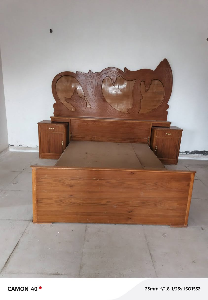 السلام عليكم من رخصه الادمن غرفه نوم 7 قطع صاج داخل وخارج درجه أولى للبيع رايدها ب600 وبيها مجال بسيط ***********
