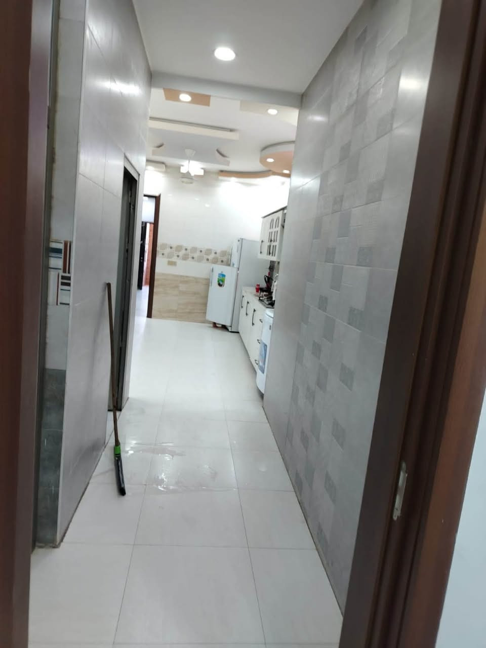 :

🏡 للإيجار – شقة مؤثثة ديلوكس 🏡

✨ شقة مؤثثة تأثيث راقٍ ونظيف
📍 الطابق الأول
📍 خلف مطعم صاج الريف – موقع هادئ ومميز

🔹 تتكون من:

* غرفة نوم
* صالة
* مطبخ
* حمام وخدمات

✅ تشمل:

* إنترنت
* كهرباء
* أثاث كامل وجاهز للسكن

🌟 مناسبة للعوائل أو الموظفين الباحثين عن الراحة والموقع المميز.

📞 مكتب أبو زياد للعقار
☎️ ***********
