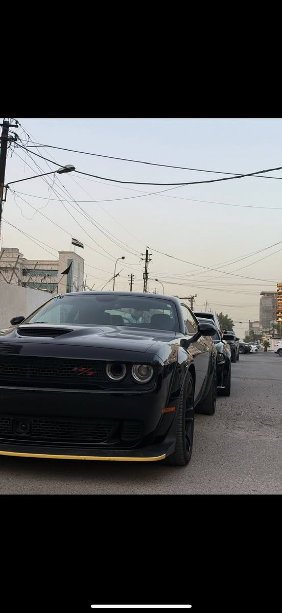 السلام وعليكم اقرأ التفاصيل قبل لا تتصل
للبيع جالنجر 2023 وايد بدي اصل  النداء الاخير 
رقم بغداد باسمي
السيارة فول مواصفات سلايد رادارات كشنات حضن كنتارا تحكمات مسار وبيها تحكمات داخل الشاشه للبرمجة يعني اذا تريد تنطي سيارتك تكدر تخليها ما تقدم عزم وعليها بوابات اصليه مال الشركة السياره استيراد خاص وعليها تغليف pbf طافي اصلي ضمان بي مدى الحياة السيارة جديدة بمعنى الكلمة 
بيها قطعة وحده صبغ 
جاملغ مصبوغ خلفي وصندوك تبديل نفس اللون بدون ايرباك ماشية 8200mi حقيقي السيارة باسمي 
رايدها بسعر مناسب عدم ذكر السعر لخصوصية السيارة
 اي استفسار اتصل مكاني بغداد الكرادة
***********
***********
