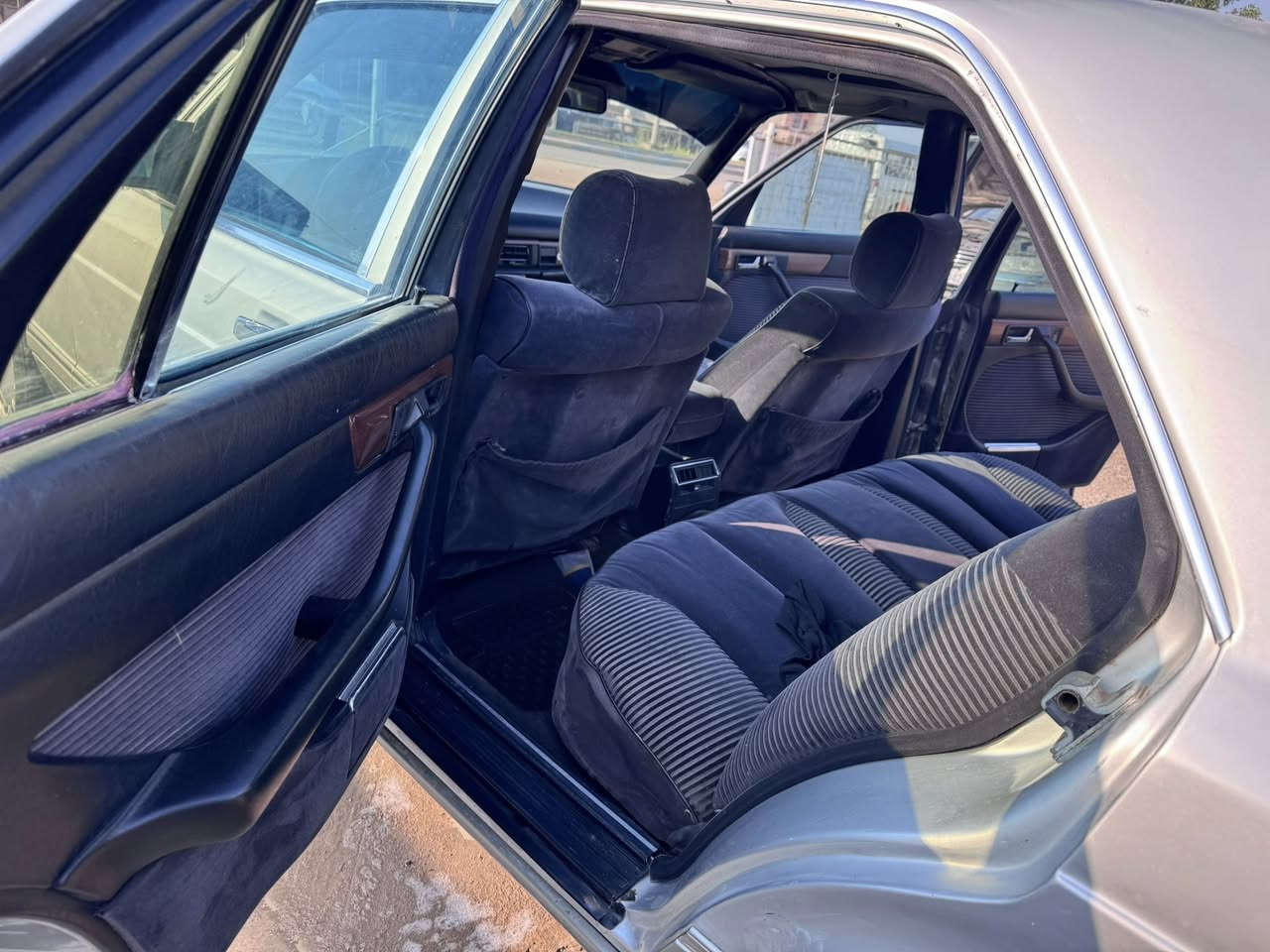 يالله جمعه مباركه مارسدس رئاسي موديل 1991 300 فوال موصفات فتحه مكينه وكير بلادي على وضع الشركه 3000 سياره مكفوال كفاله عامه من أي حادث رقم بغداد بسمي مشروع وطني تحويل بي محافظة سياره جهازه على حبايه من كير تبريد تدفئة كهربائية كله جهازه تخم تاير شركه فقط بيع السعر 79 ورقه بيع سريع مكاني بابل  ***********سياره مال جناي ومتعوب عليه وجديده السياره واسف على طاله 💙
