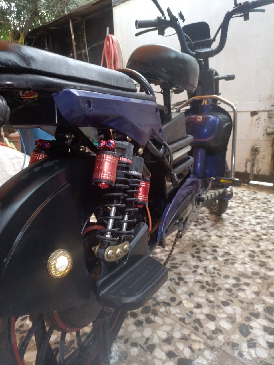 سلام عليكم دراجه شحن نضيفه 5بطاريات كهربائيات كلها شغال والريمونت شغال بيها بطاريات ضعيفة لسعر 200 قفل رقم تلفون ***********
