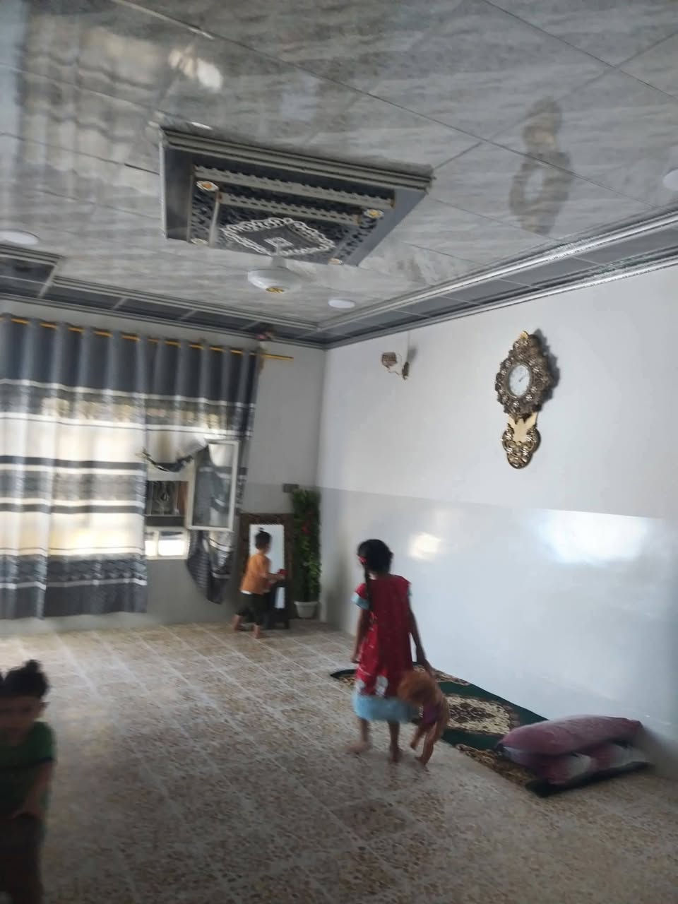 للبيع هرمات الخامسه عل سادين طابقين فول كاشي مسجل بلديه وحاسبه اوراق كامله مساحه  300 الاتصال *********** بيت نضيف مشمول بقرار التمليك
